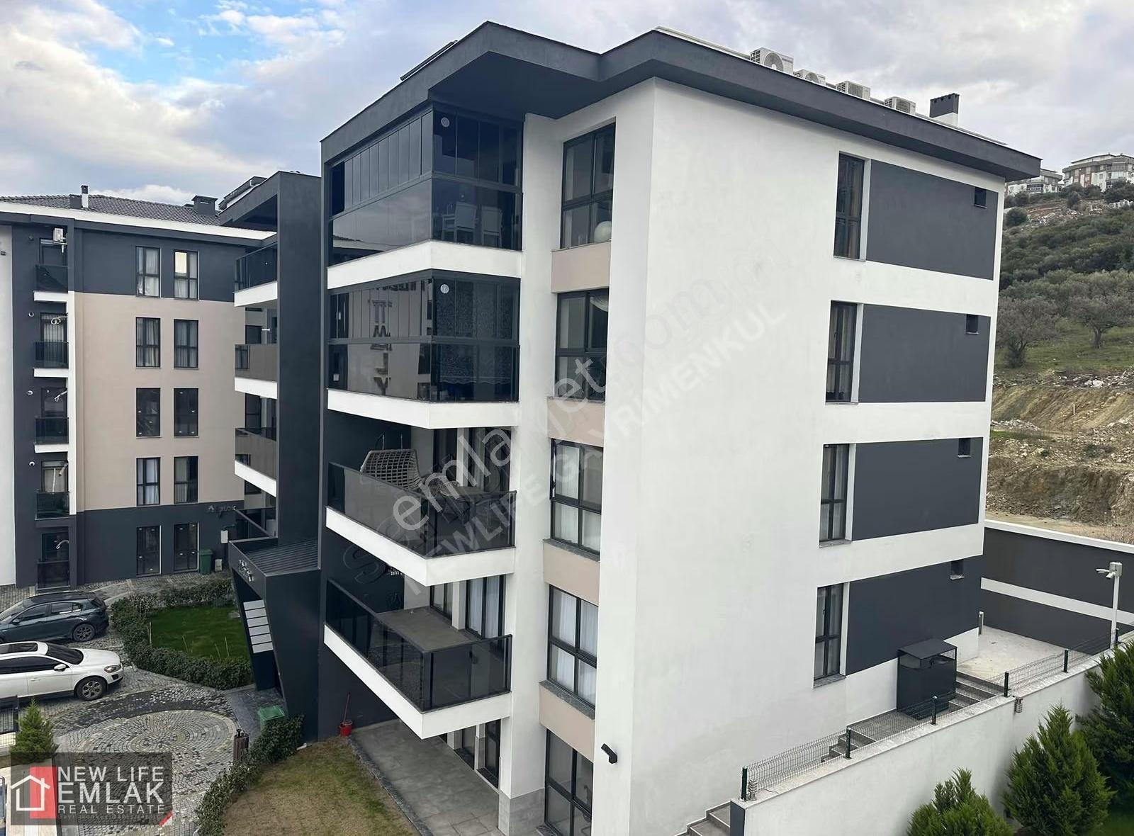 Kuşadasında Kapalı Mutfak Yerden Isıtmalı Havuzlu Modern Daire