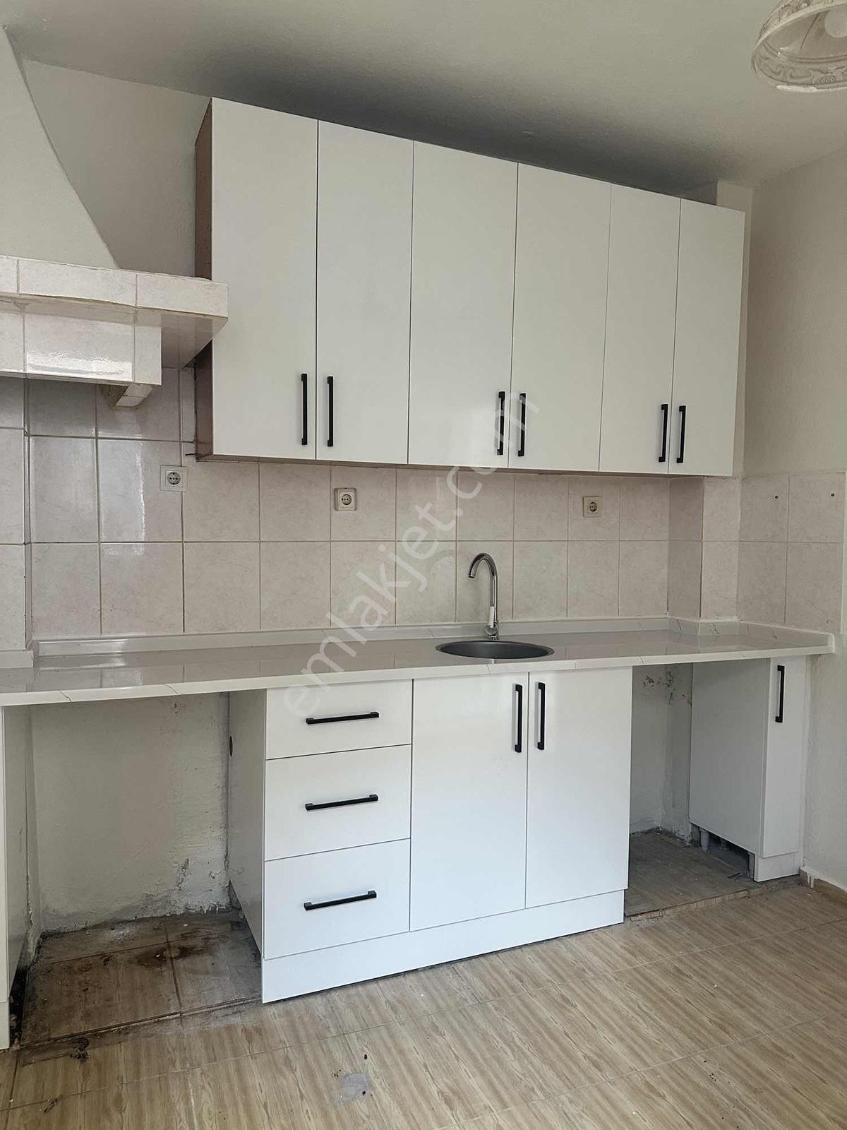 Bayraklı Adelet Mahallesi Merkezi Konumda Kiralık 2+1 Daire