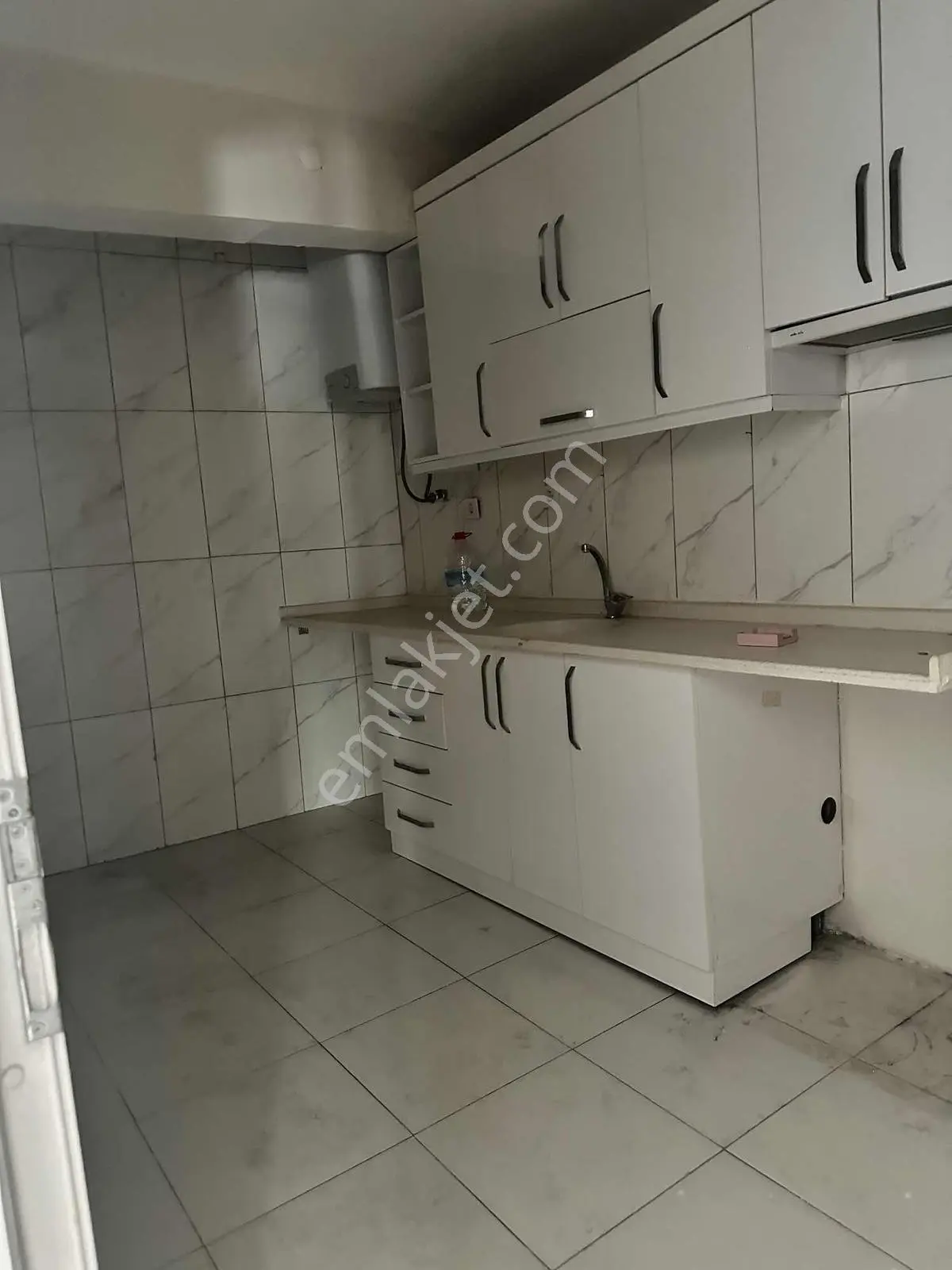 Bayraklı Adelet Mahallesi Merkezi Konumda Kiralık 2+1 Daire