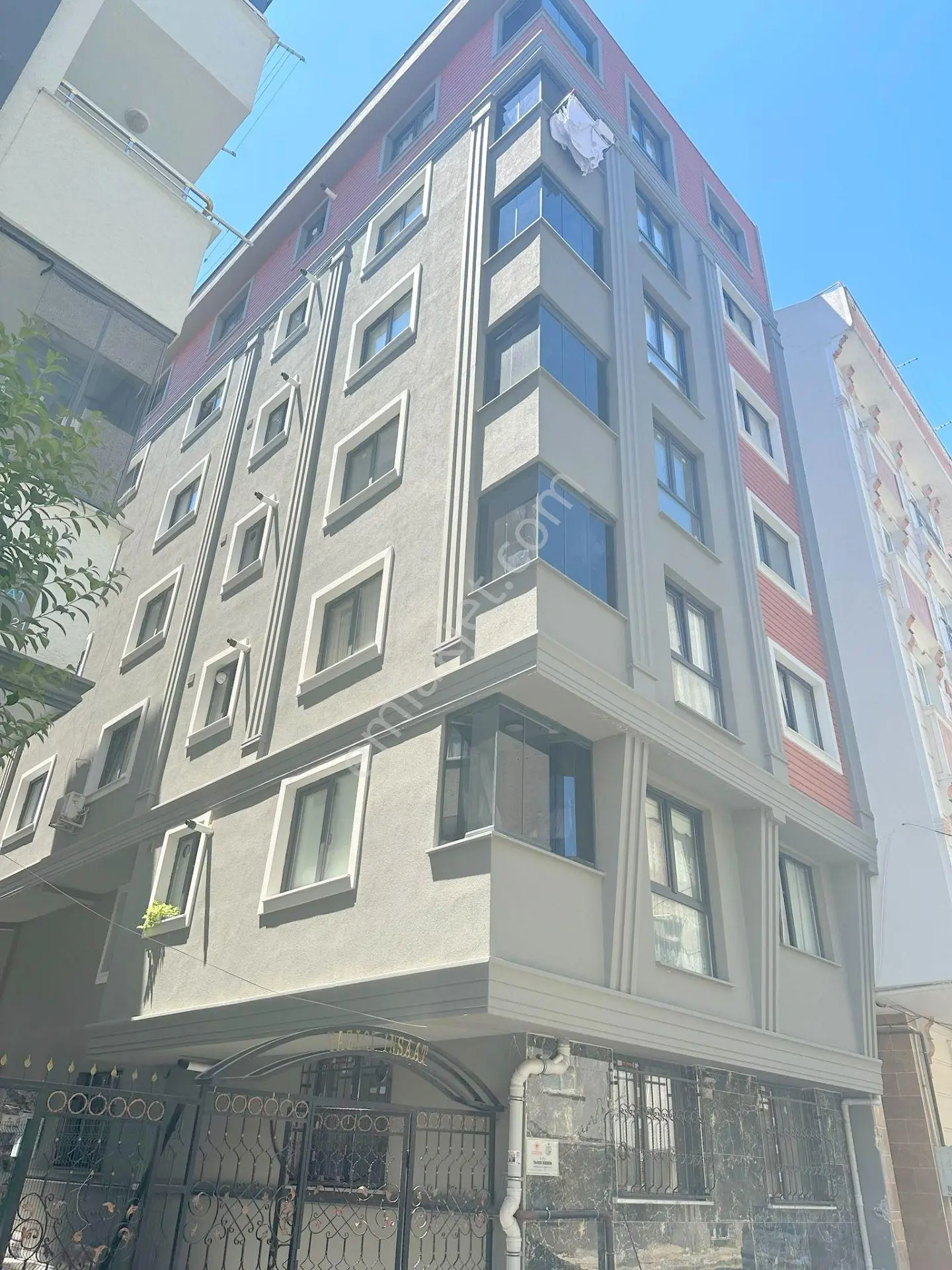Serkan Gayrimenkulden Bahçelievler Yenibosna 2.ci Kat Kullanışlı Daire