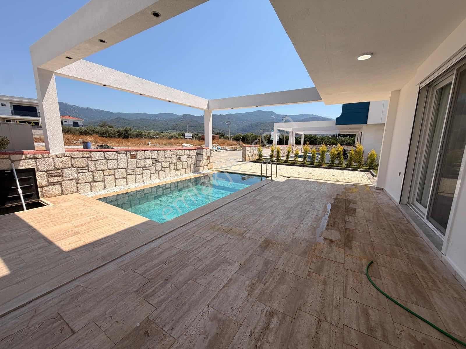 Kuşadası Davutlar'da Full Sıfır Eşyalı Özel Havuzlu 3+1 Villa - Görsel 3