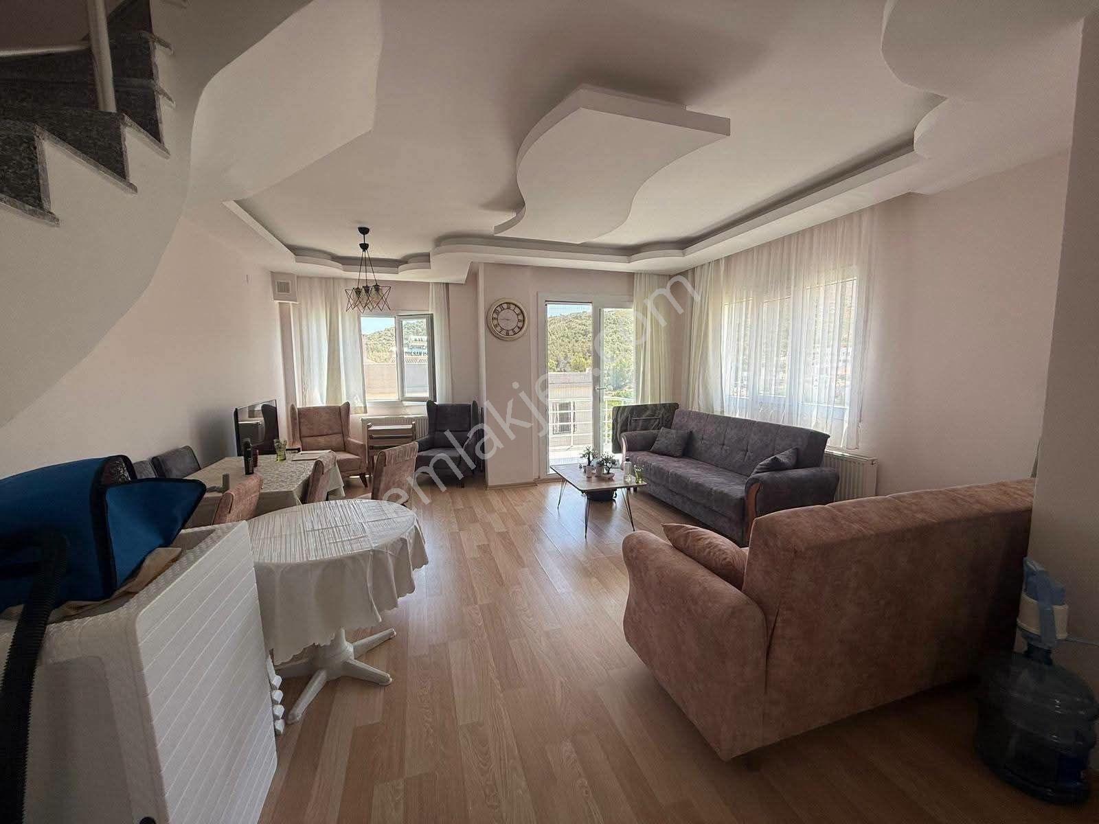 Yenifoça Burunucu'nda Çok Uygun Satılık 4+1 Köşe Tripleks Villa - Görsel 5