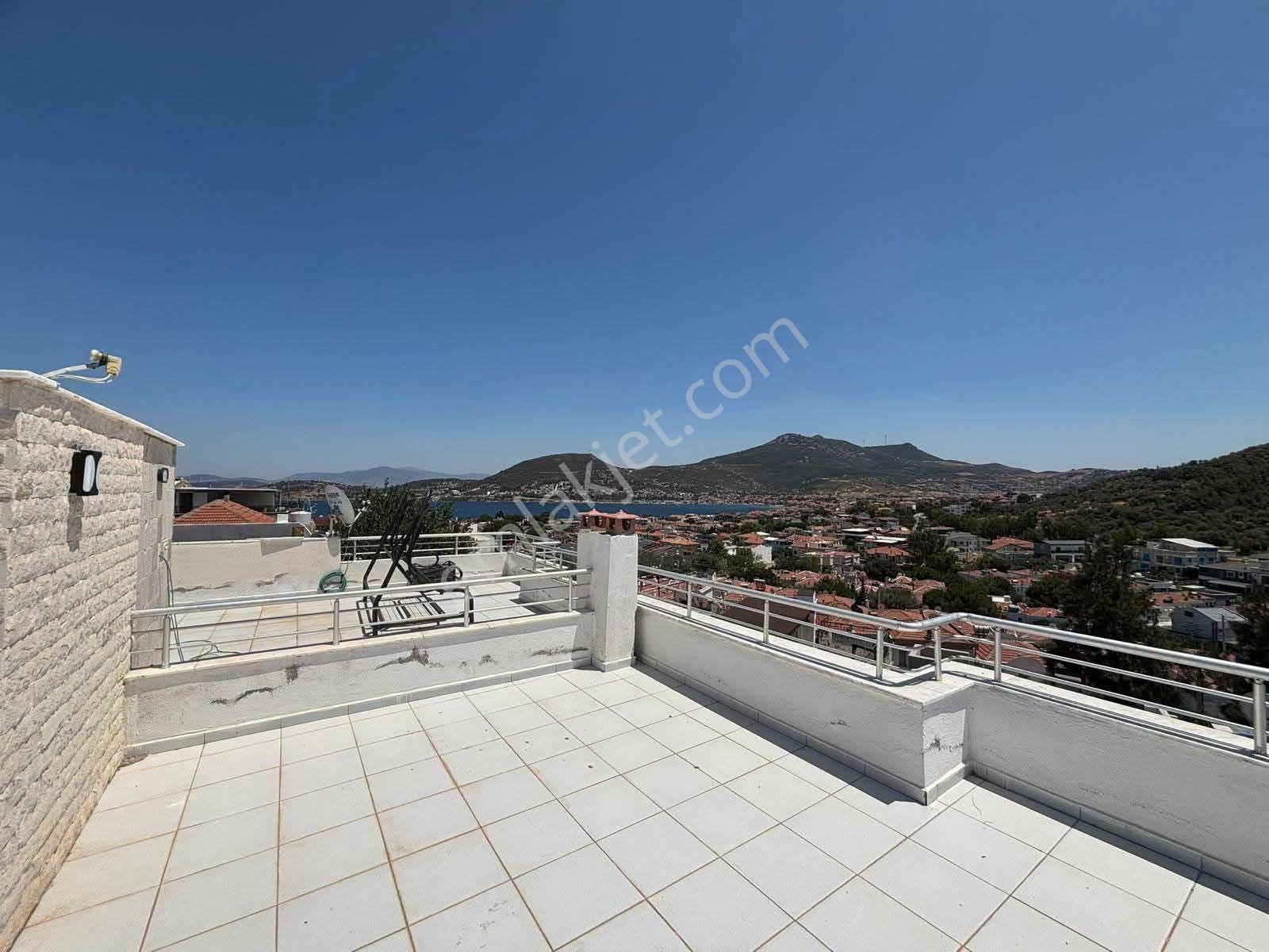 Yenifoça Burunucu'nda Çok Uygun Satılık 4+1 Köşe Tripleks Villa - Görsel 6
