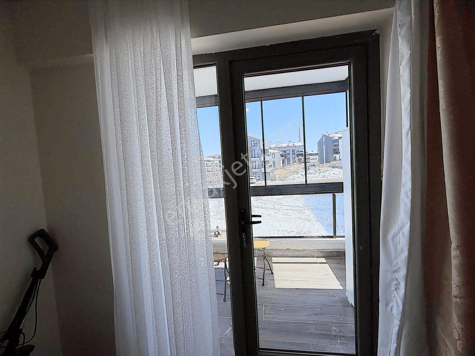 Alaçatı'dan Cam Balkonlu/güney Cephe/ara Kat/harika Konumda 1+1 - Görsel 27