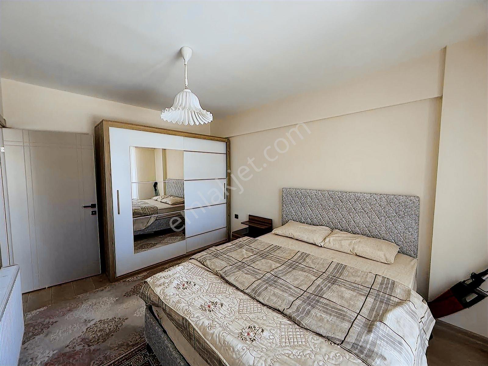Alaçatı'dan Cam Balkonlu/güney Cephe/ara Kat/harika Konumda 1+1 - Görsel 4