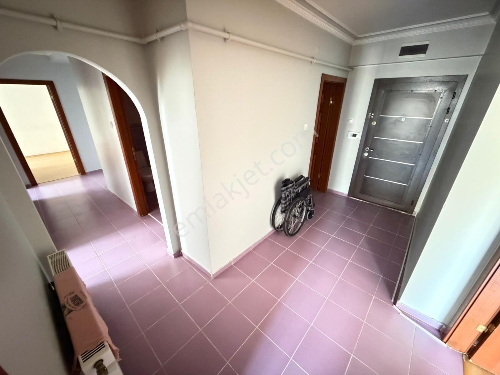 Kuşcağız Gazeller Cad. Yakını Asansörlü Ara Katta Çift Balkon Kiralık 3+1 - Görsel 33