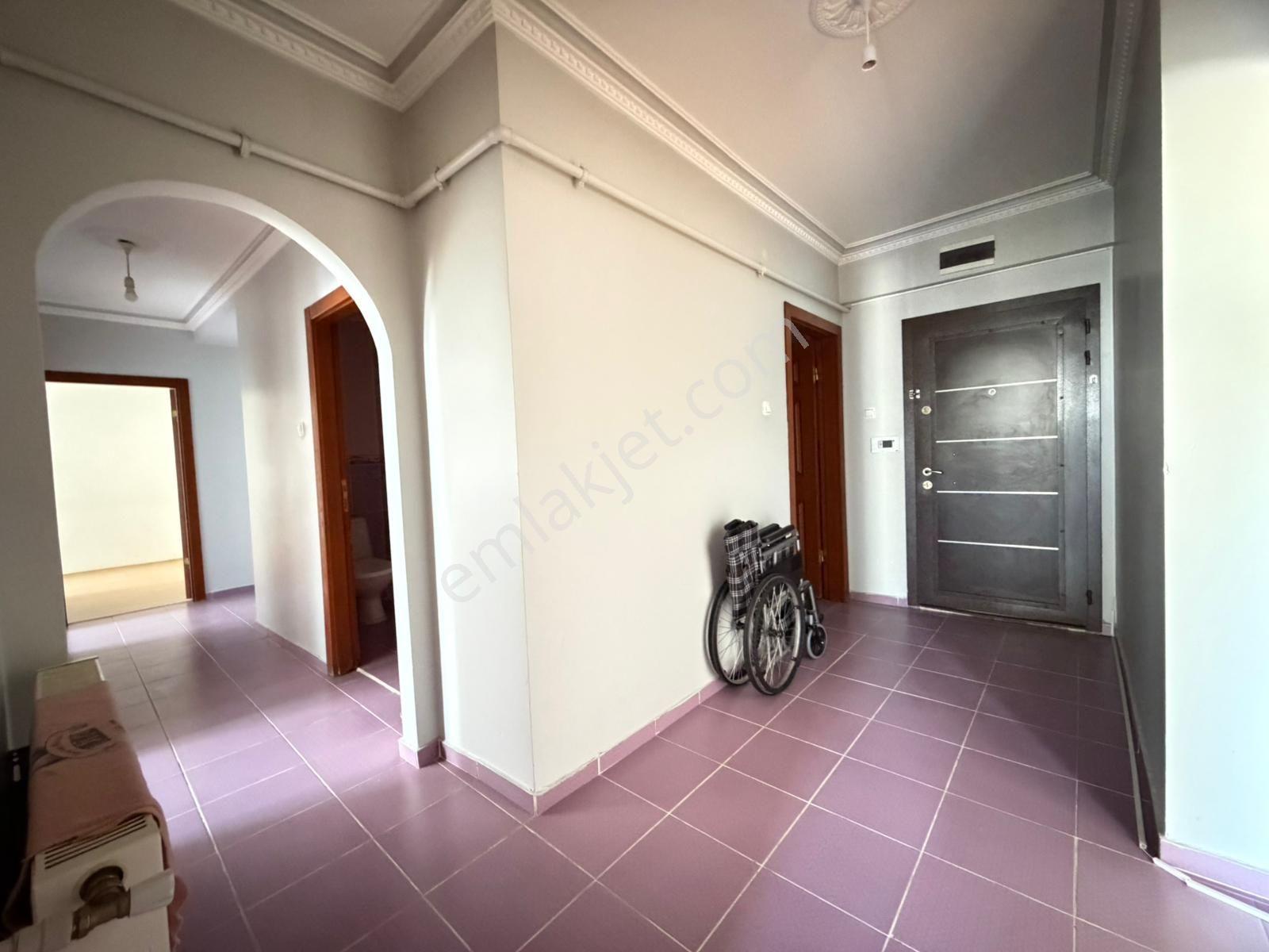 Kuşcağız Gazeller Cad. Yakını Asansörlü Ara Katta Çift Balkon Kiralık 3+1 - Görsel 32