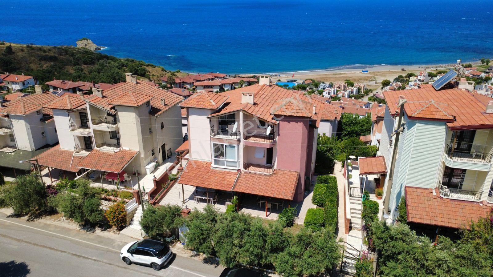 Seferihisar Site İçinde Panoramik Deniz Manzaralı, Bahçeli Ve Eşyalı 5+1 Villa