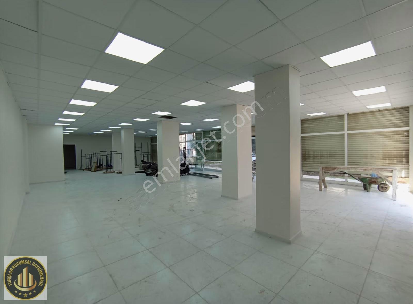 Kent Meydanı Civarı (230m2) Ana Caddeye Sıfır Köşe Başı Dükkan