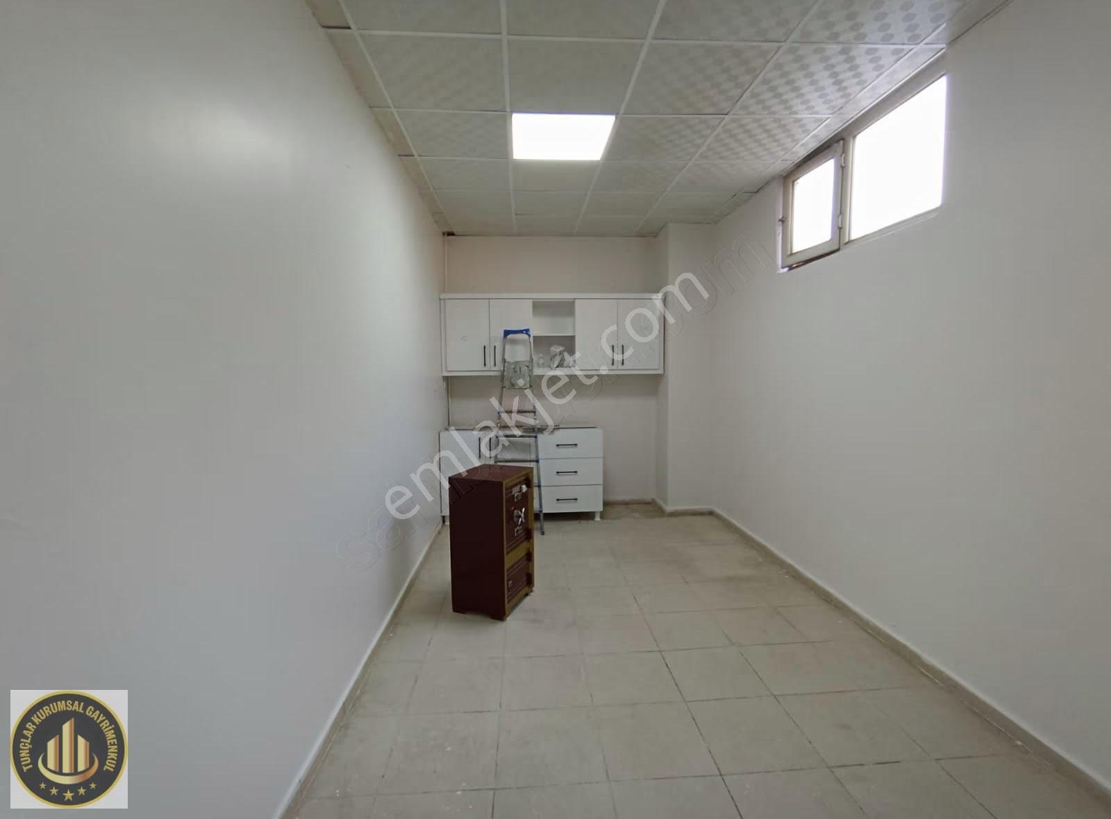Kent Meydanı Civarı (230m2) Ana Caddeye Sıfır Köşe Başı Dükkan - Görsel 3