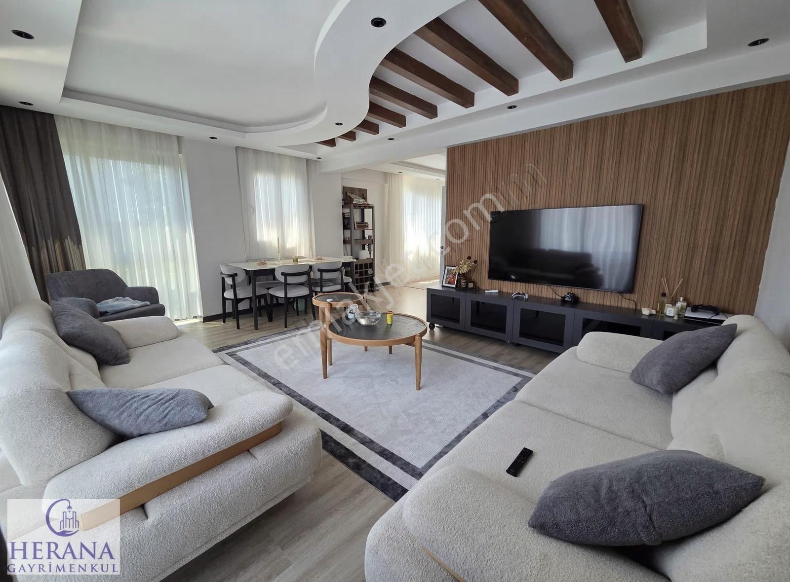 Foça'da Müstakil Girişli, 140m², 3+1 Satılık Daire