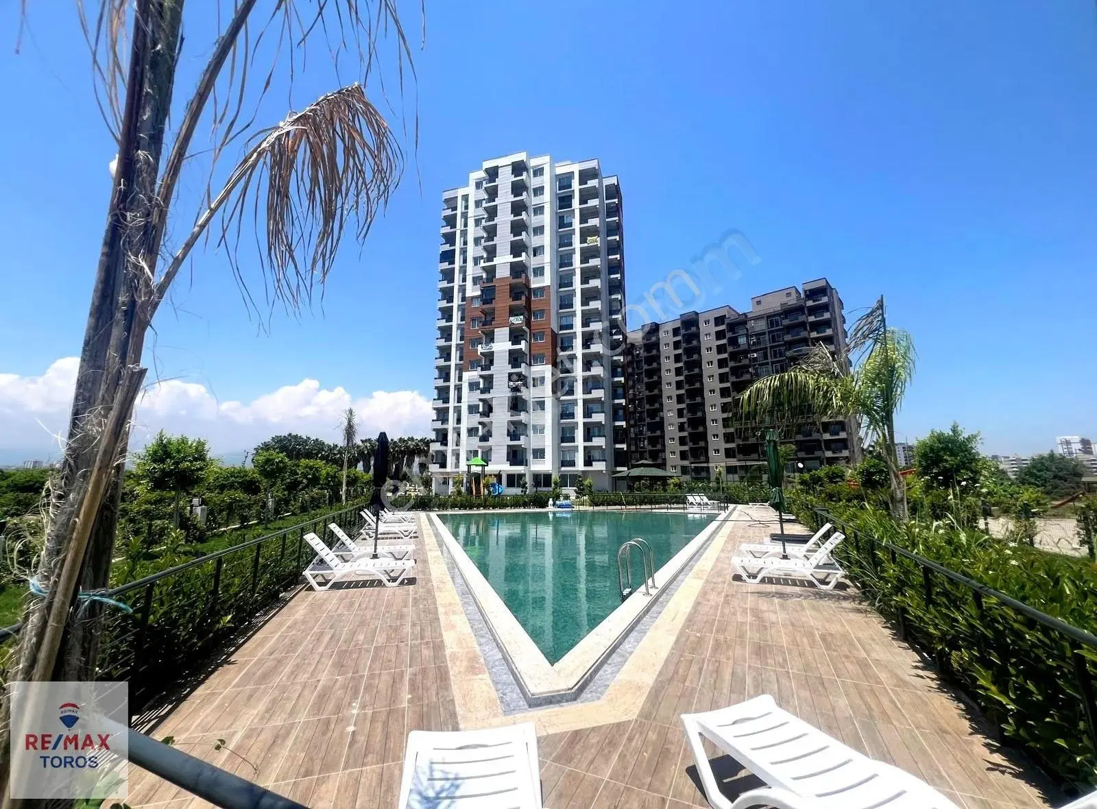 Remax Toros'tan Çeşmeli'de Denize Yakın Havuzlu 1+1