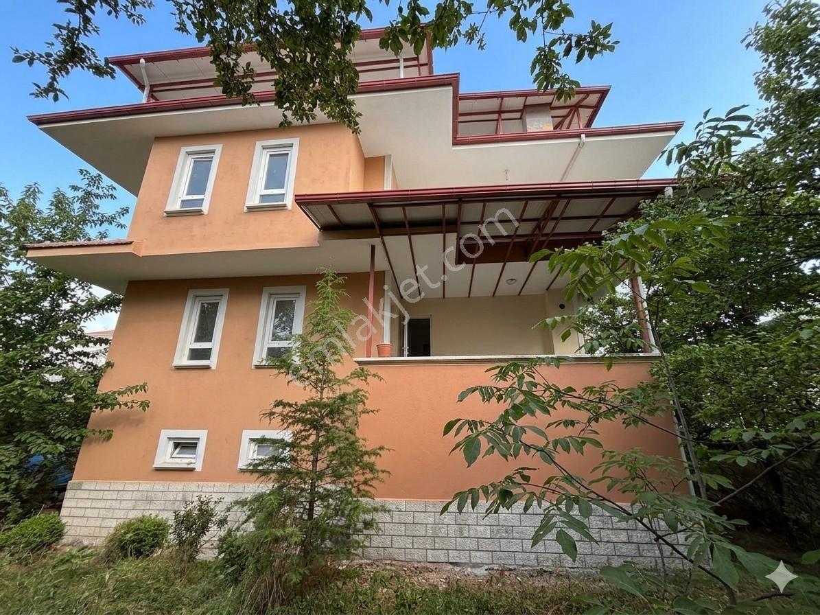 Güvenli Site İçerisinde Özel Bahçeli Prestijli 5+2 Kiralık Villa - Görsel 11