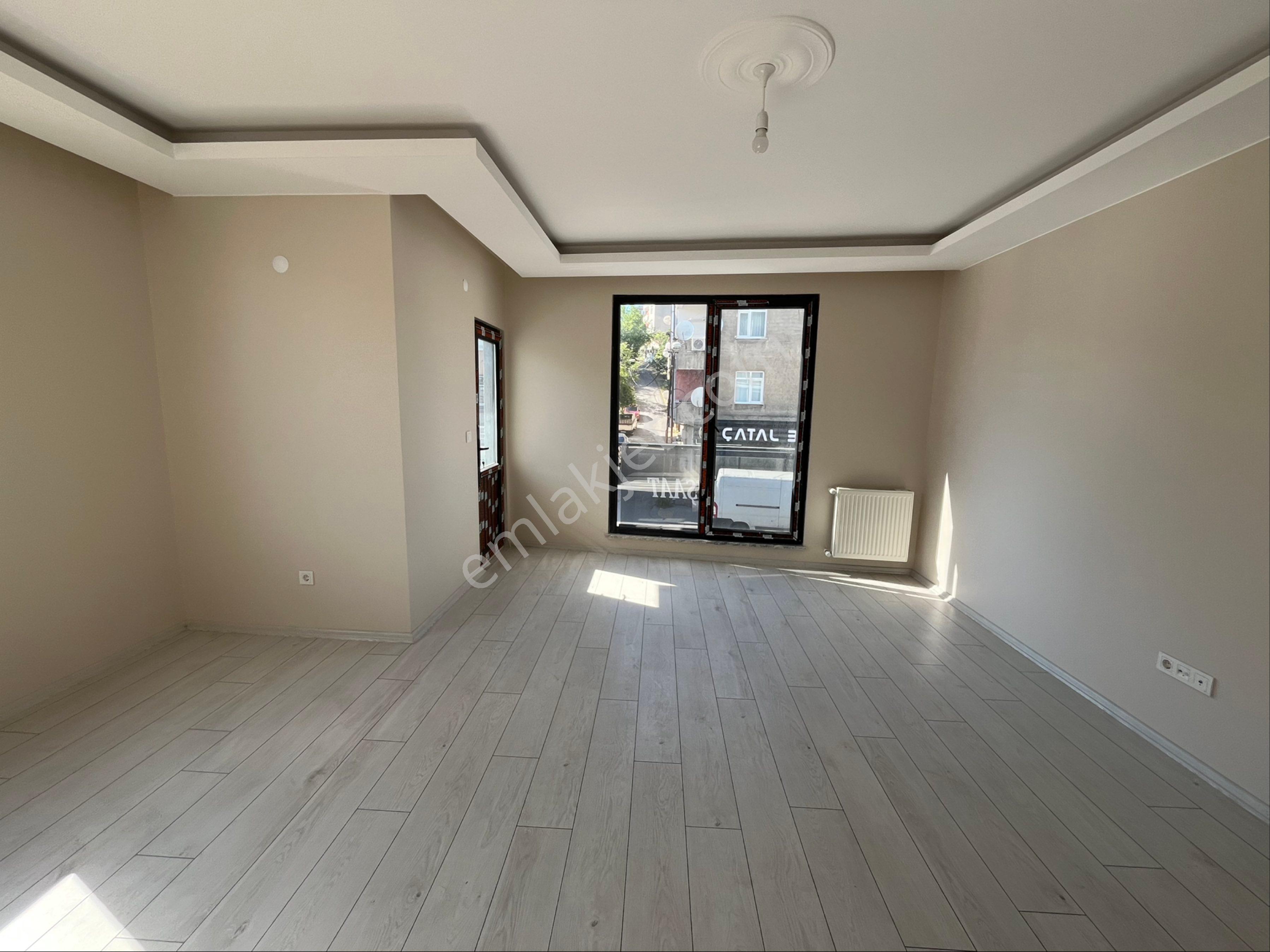 İstanbul Ataşehir Örnek Mahlesi Cadde Üzeri 2+1 Arakat 90 M2 Satılık