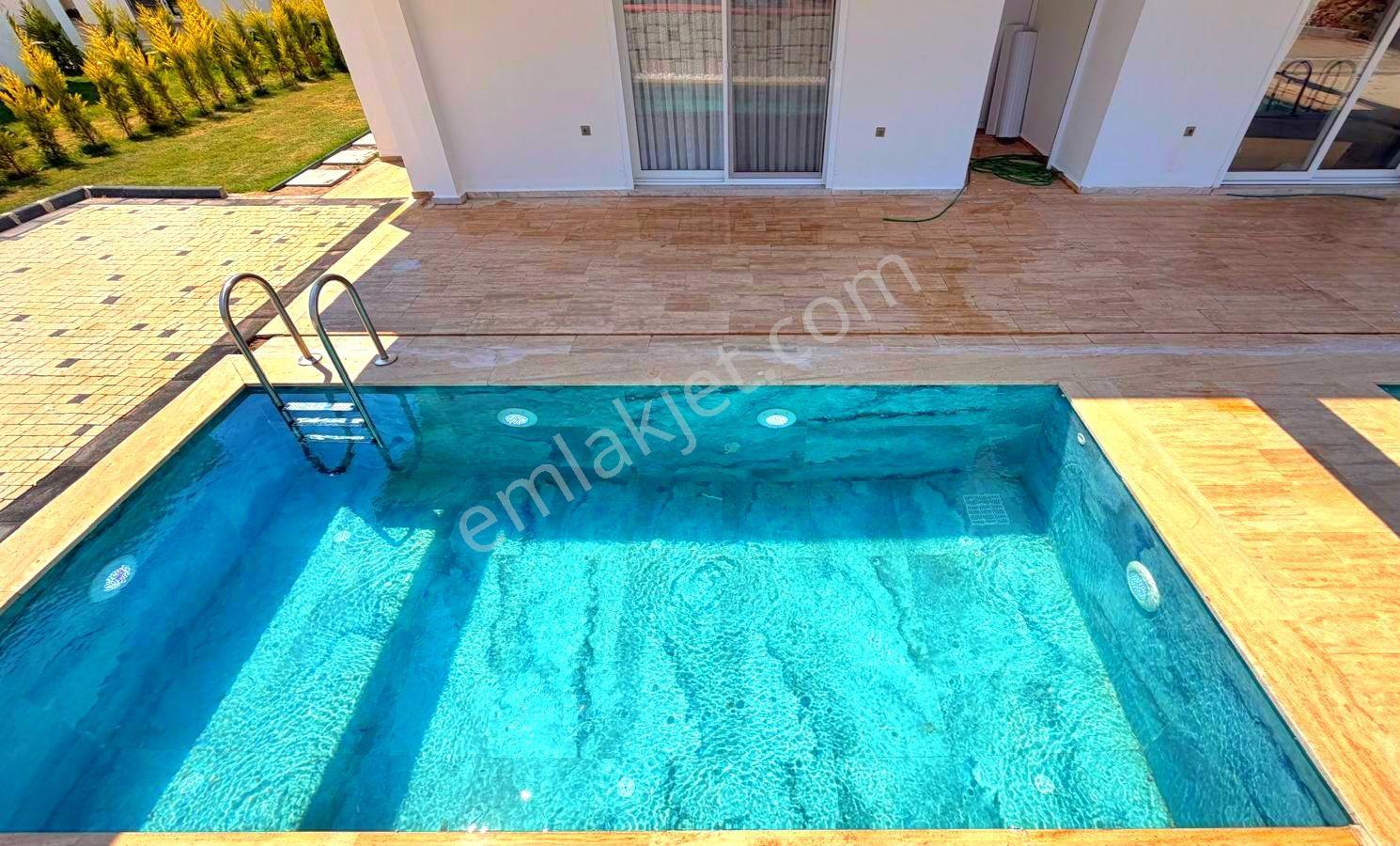 Davutlarda Özel Havuzlu Ful Eşyalı Sıfır Villa - Görsel 14