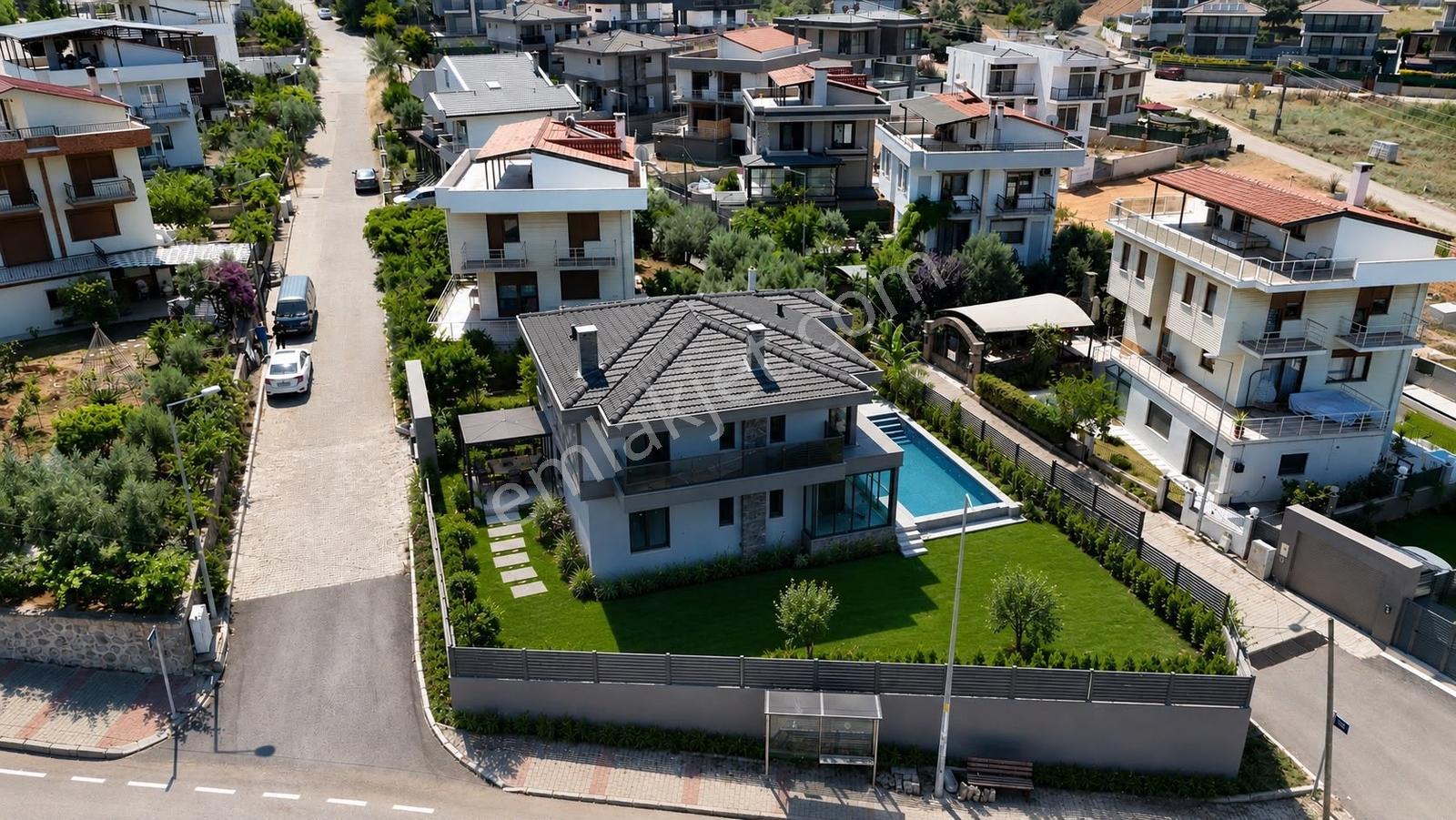 Güzelbahçe Kolejler Bölgesinde 500m² Bahçeli Havuzlu 4+1 Villa - Görsel 2