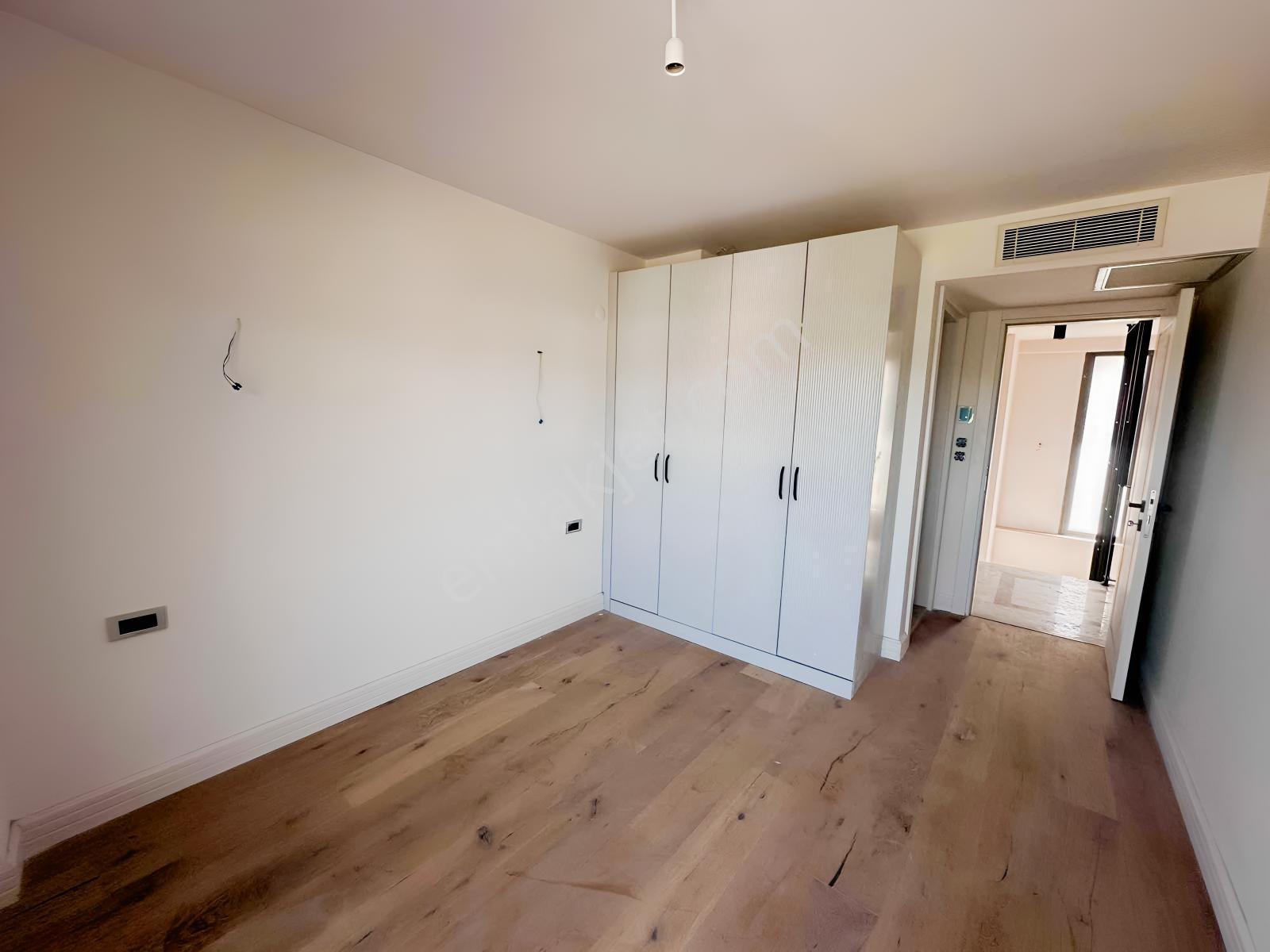 Güzelbahçe Kolejler Bölgesinde 500m² Bahçeli Havuzlu 4+1 Villa - Görsel 16