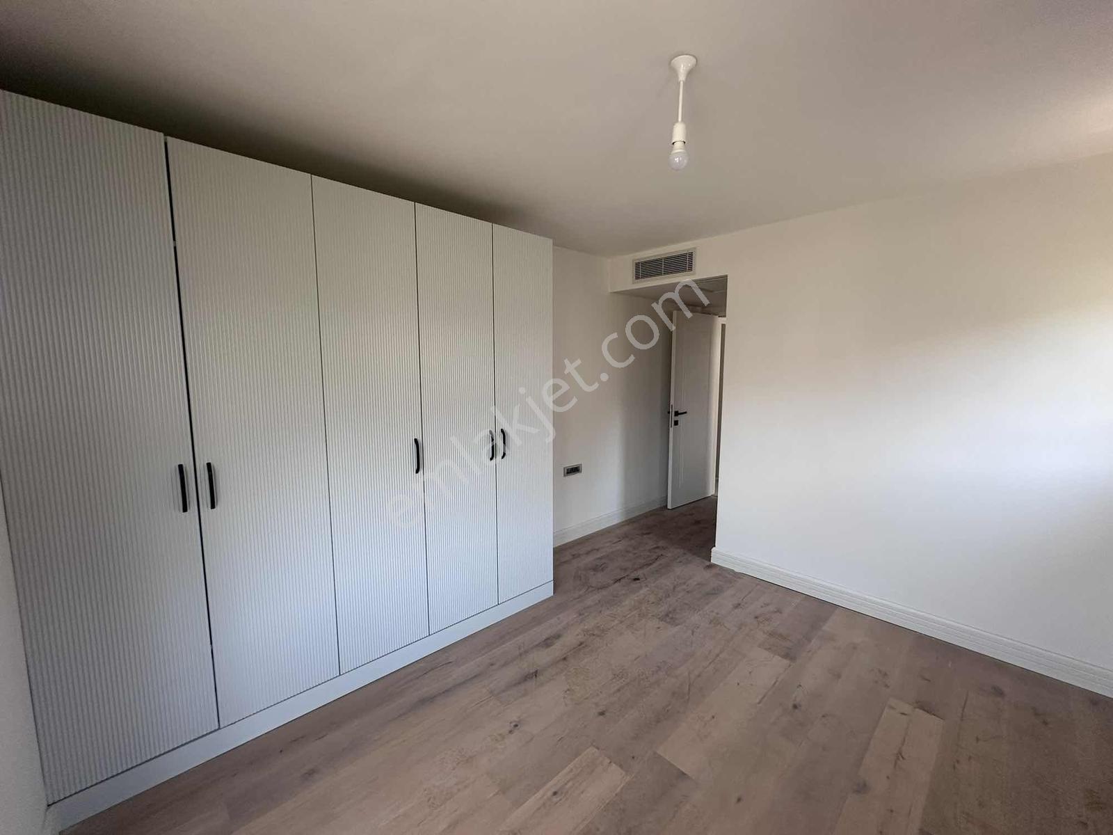 Güzelbahçe Kolejler Bölgesinde 500m² Bahçeli Havuzlu 4+1 Villa - Görsel 14