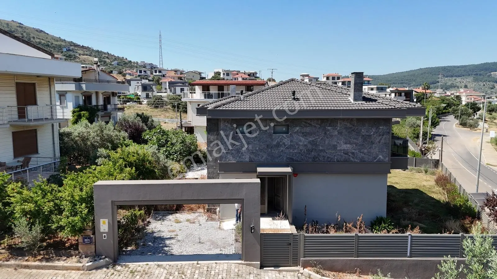 Güzelbahçe Kolejler Bölgesinde 500m² Bahçeli Havuzlu 4+1 Villa - Görsel 3