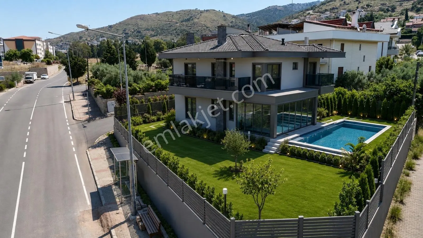 Güzelbahçe Kolejler Bölgesinde 500m² Bahçeli Havuzlu 4+1 Villa