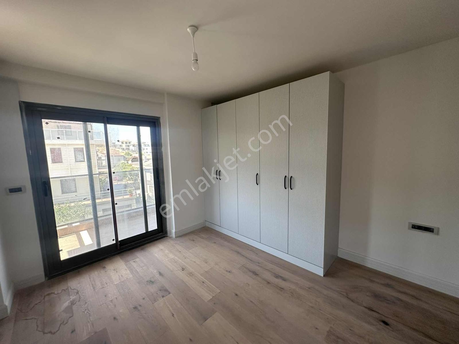 Güzelbahçe Kolejler Bölgesinde 500m² Bahçeli Havuzlu 4+1 Villa - Görsel 10