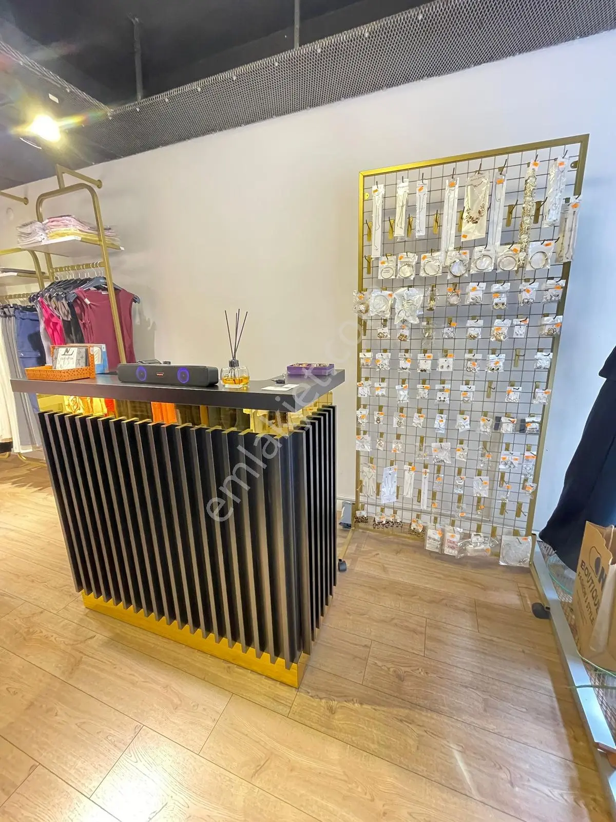 Hazar Gayrimenkul'den Kuaförler Sokağında Devren Kiralık Butik - Görsel 3