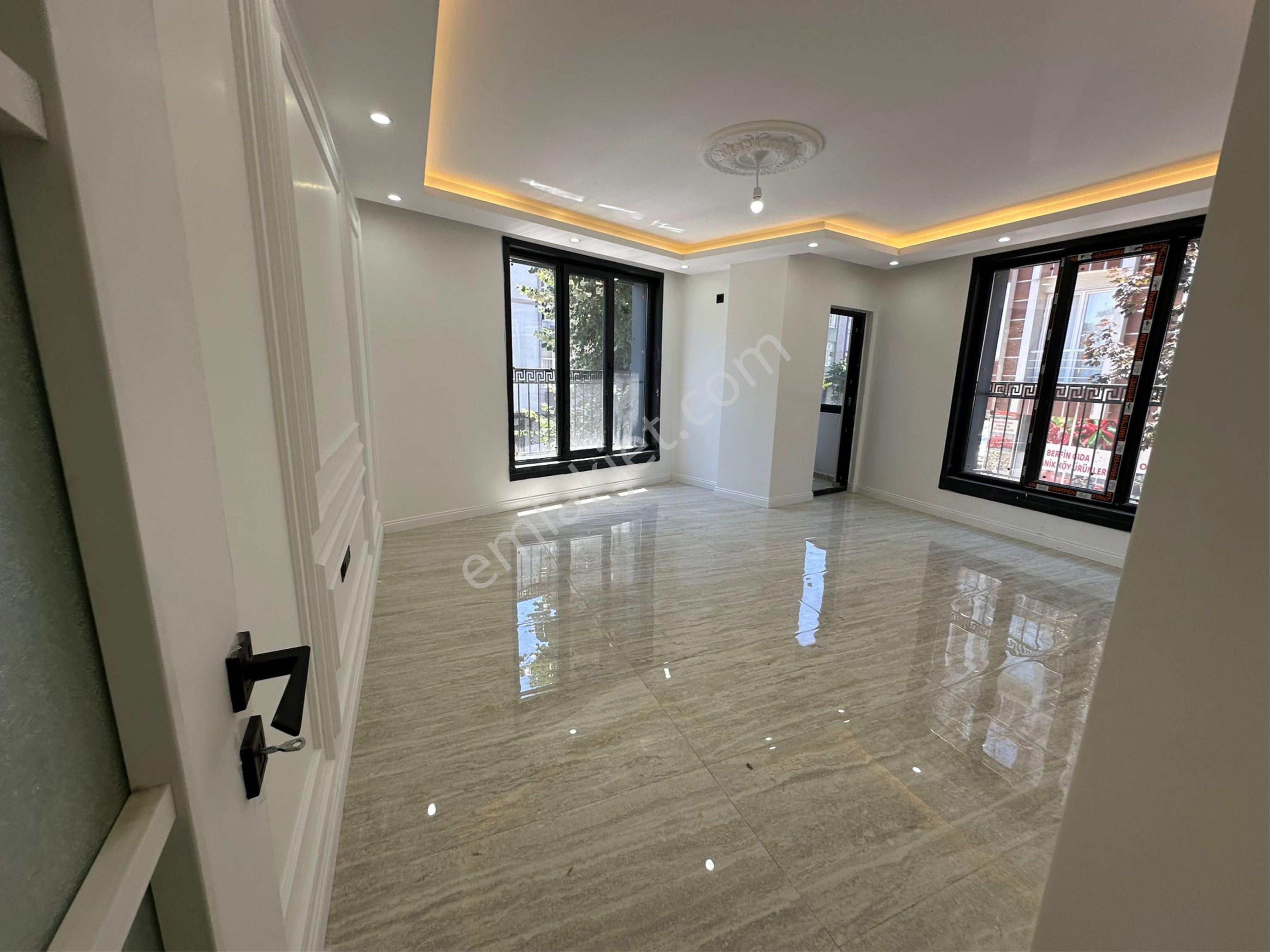 50. Yıl Mhl Satılık Köşe Başı Daire A Cadde Üstü Balkonlu