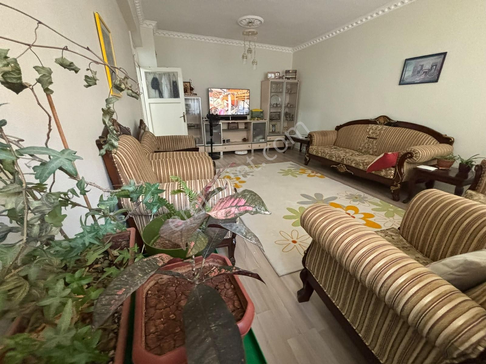 Yaşarsoy Gyo Esentepe'de Merkezi Konumda Geniş 3+1 Fırsat Daire