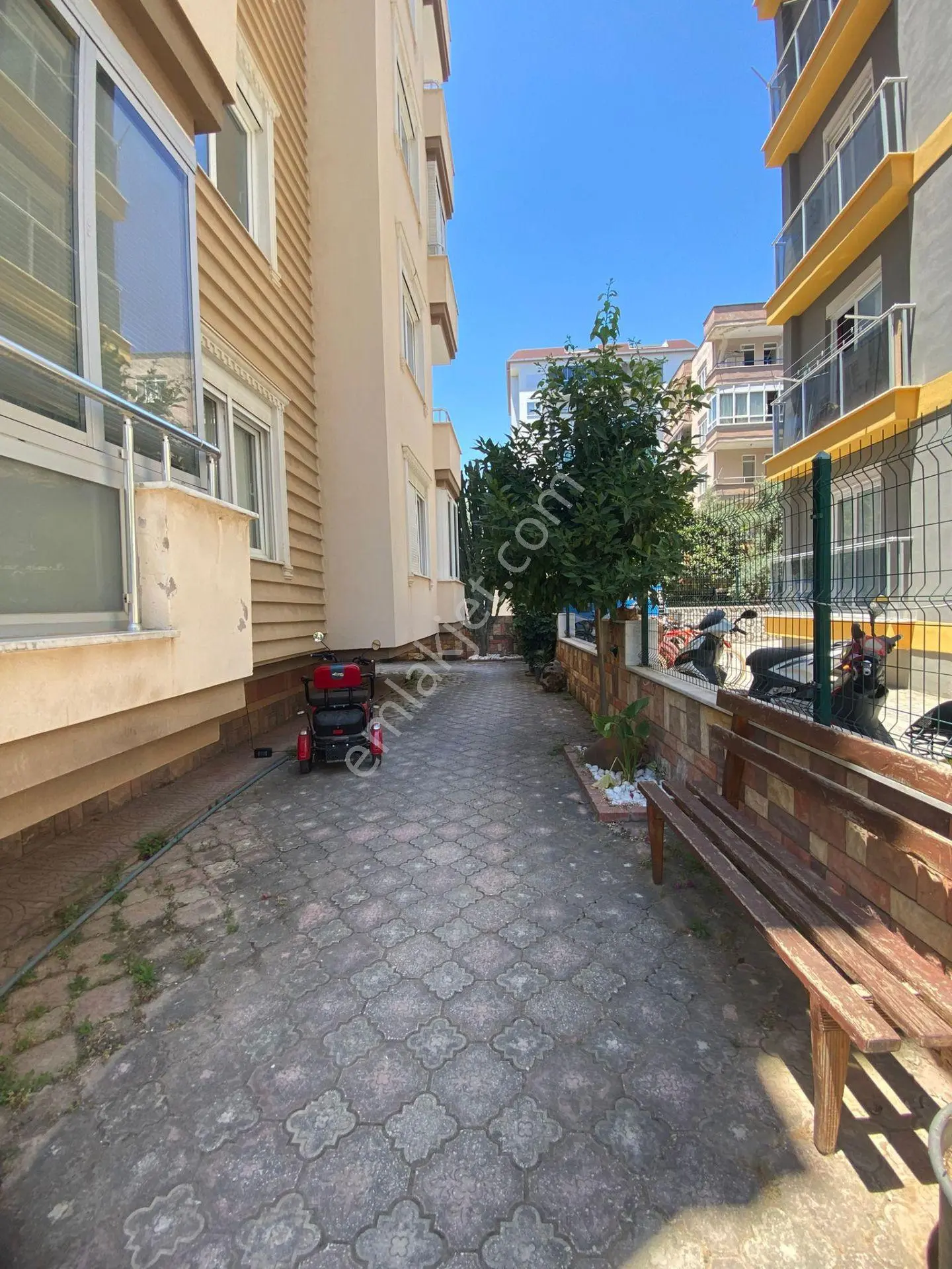 Alanya Mahmutlar Raınbow Sitesi 2+1 Full Eşyalı Daire 100 M2 6 Katlı Binanın 3 Katında 25.000tl - Görsel 3