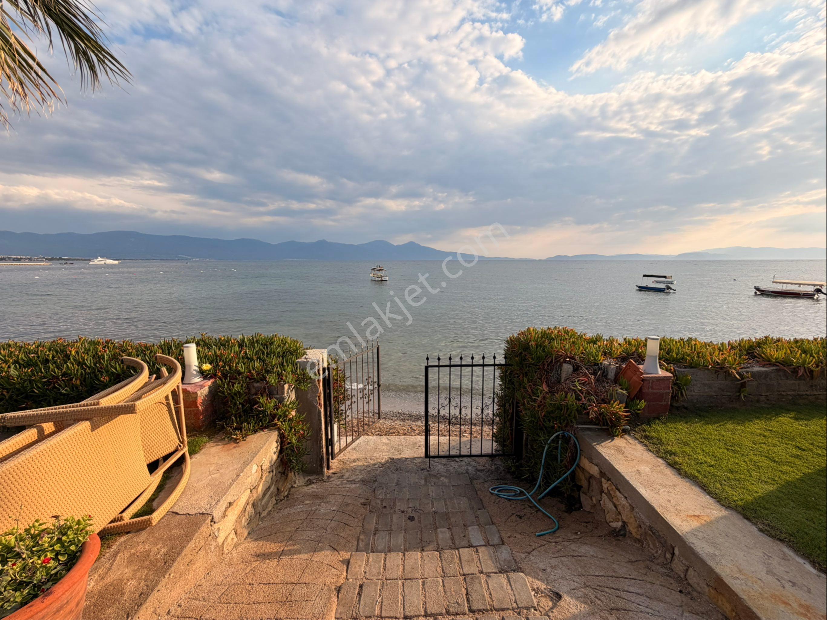 Kuşadası Merkezde Denize Sıfır Eşsiz Kiralık Villa - Görsel 28