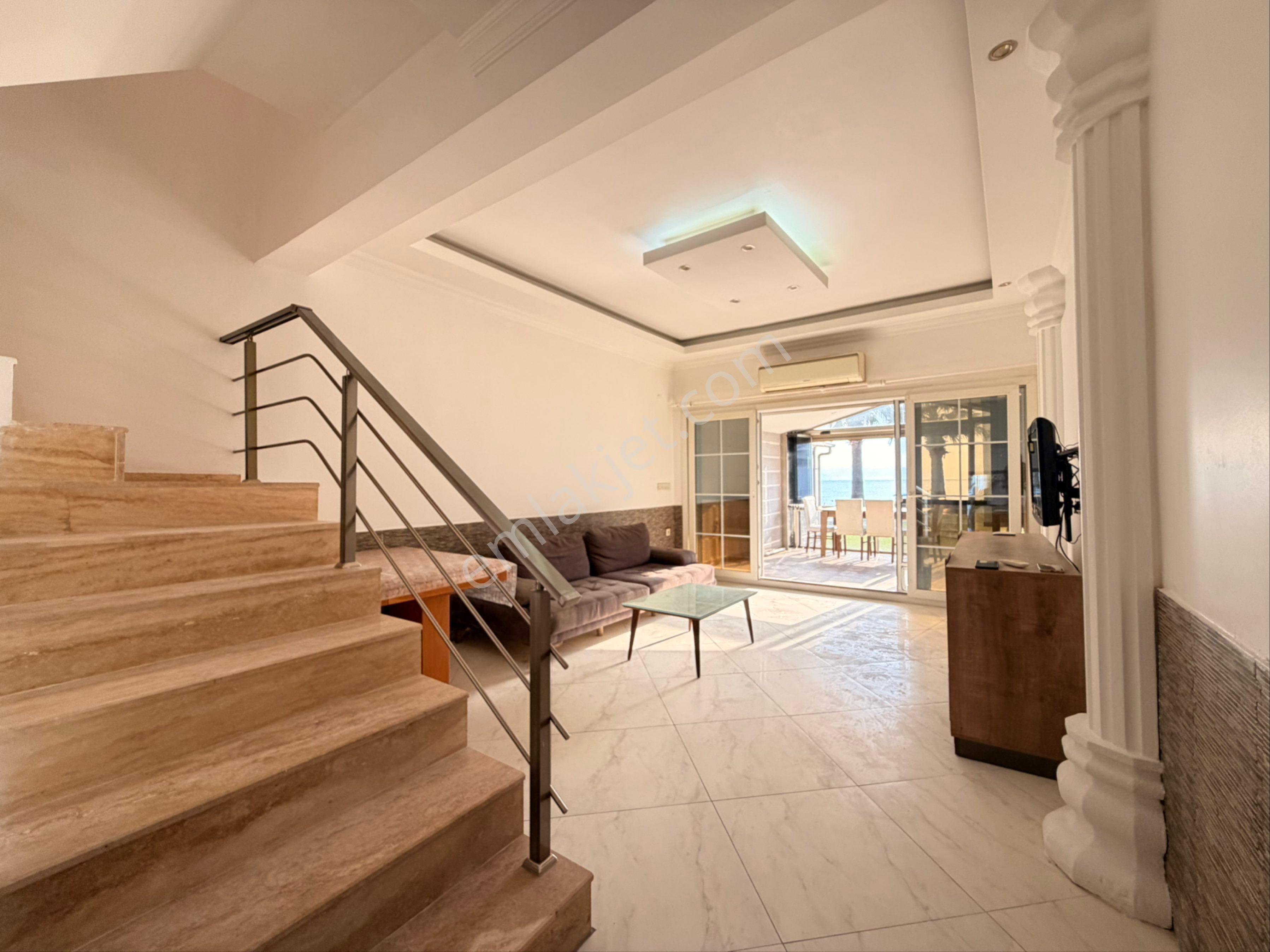 Kuşadası Merkezde Denize Sıfır Eşsiz Kiralık Villa - Görsel 11