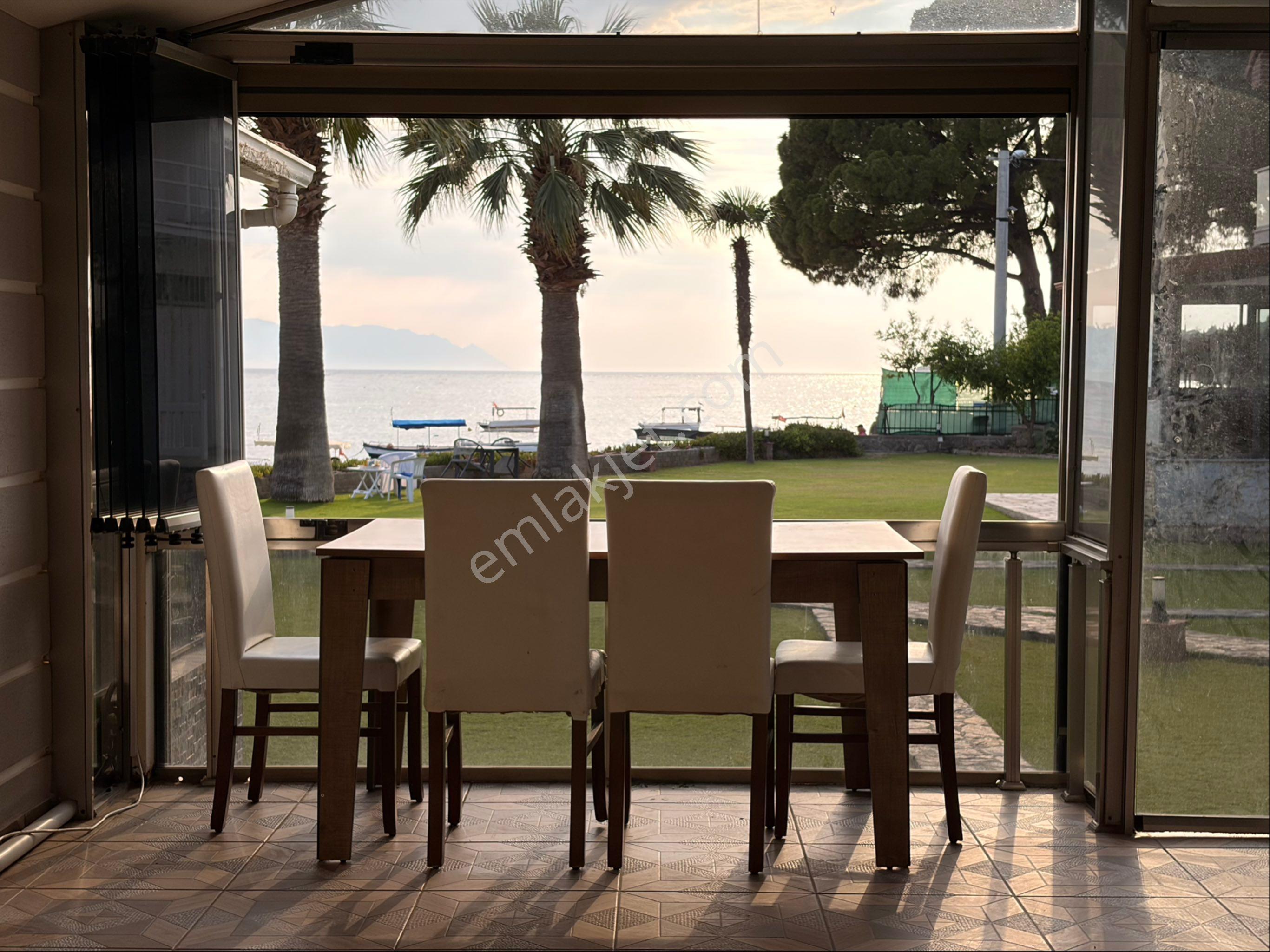 Kuşadası Merkezde Denize Sıfır Eşsiz Kiralık Villa - Görsel 9