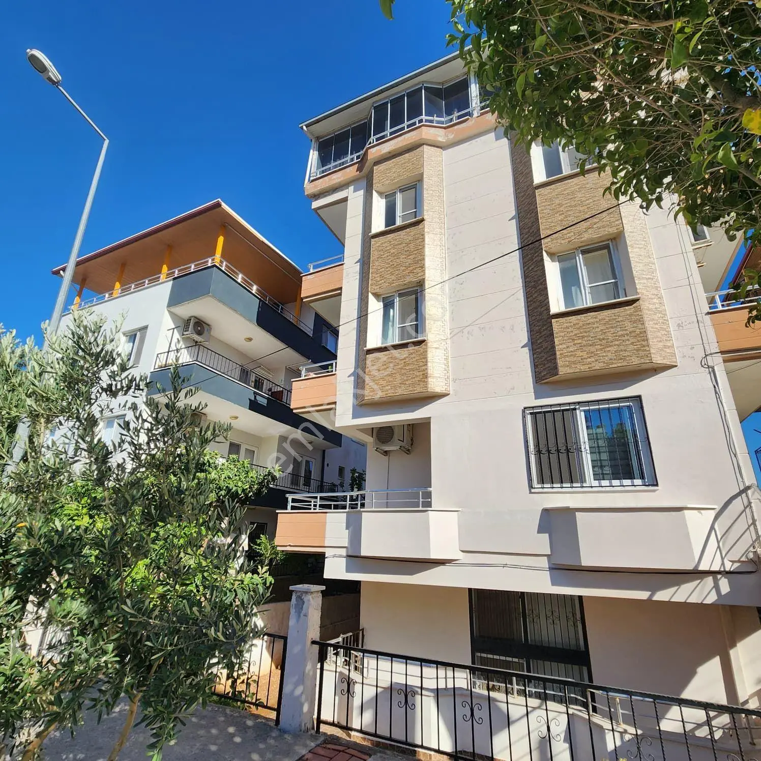 Didim Merkezde 1+1 Ayrı Mutfak Ara Kat Daire
