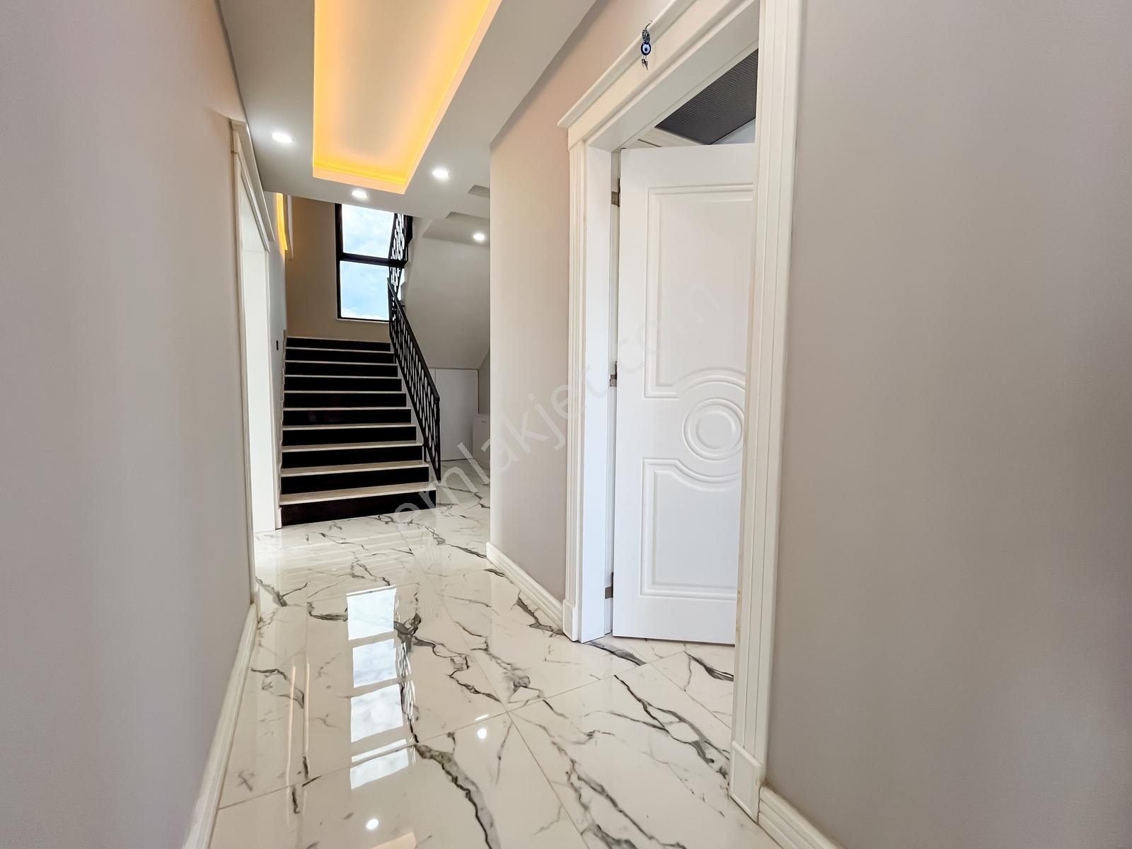 Döşemealtı'nda İki Arsa Üzerine Kurulu Havuzlu Ultra Lüks Villa - Görsel 26