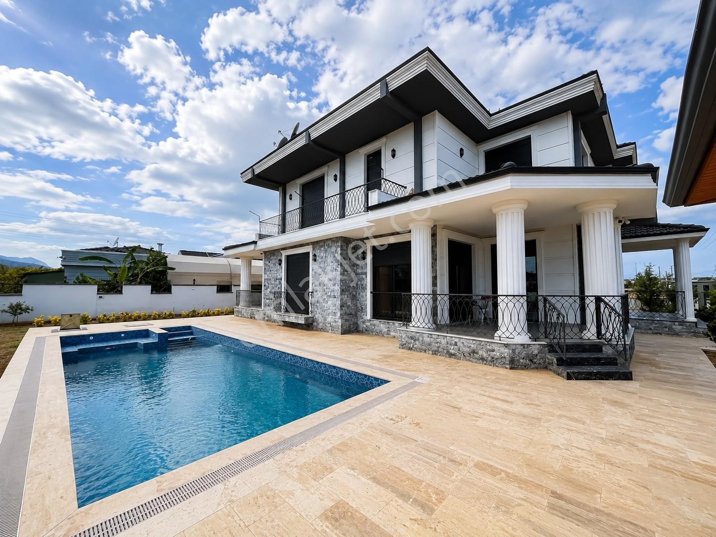 Döşemealtı'nda İki Arsa Üzerine Kurulu Havuzlu Ultra Lüks Villa - Görsel 2