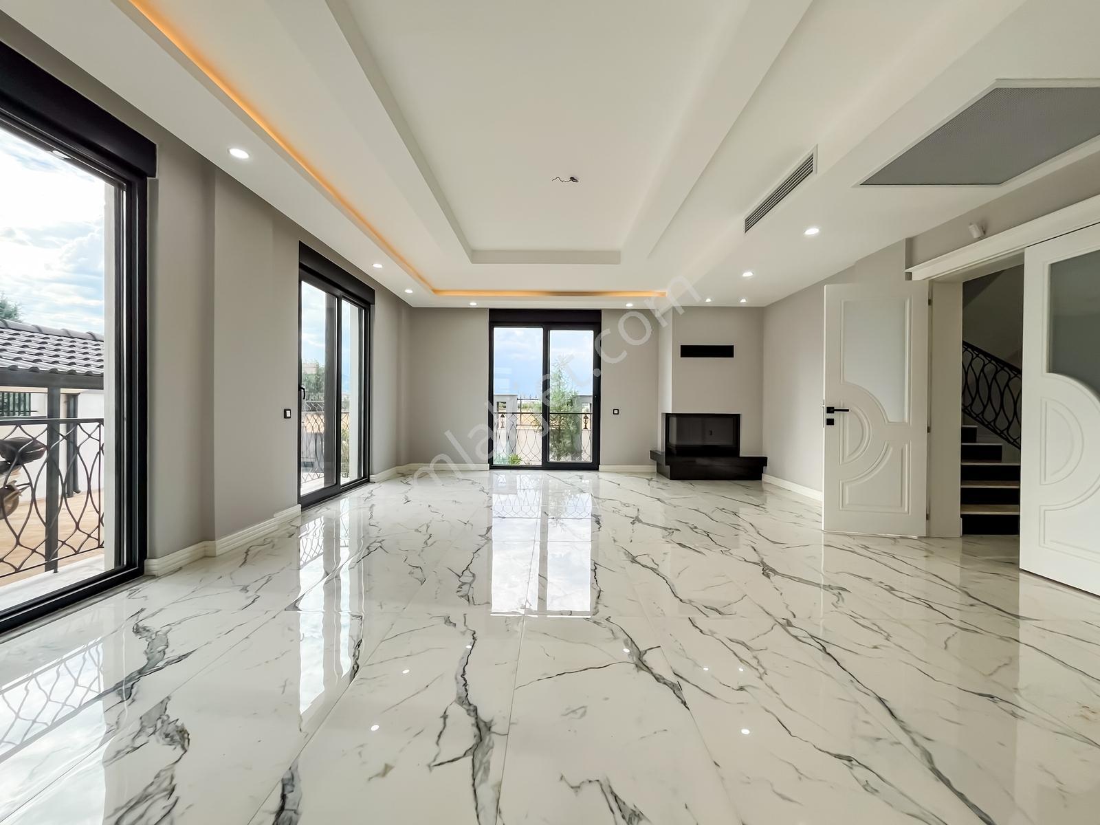 Döşemealtı'nda İki Arsa Üzerine Kurulu Havuzlu Ultra Lüks Villa - Görsel 24