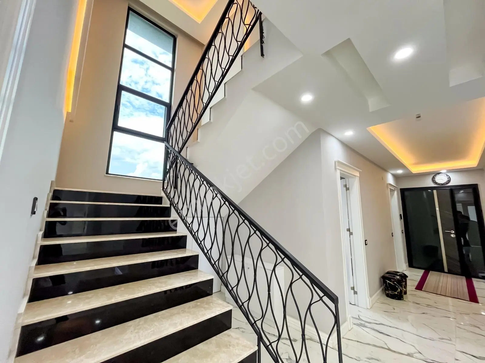 Döşemealtı'nda İki Arsa Üzerine Kurulu Havuzlu Ultra Lüks Villa - Görsel 14