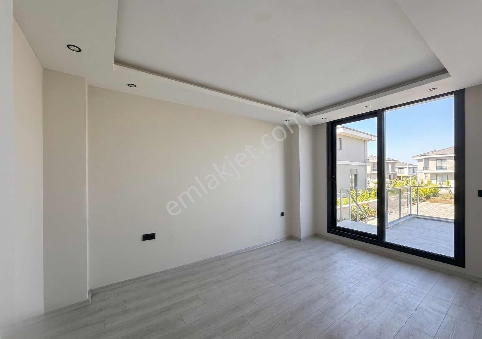 Havuzlu Lüks 4+1 Tripleks Şehir Manzaralı Muhteşem Köşe Villa!! - Görsel 3