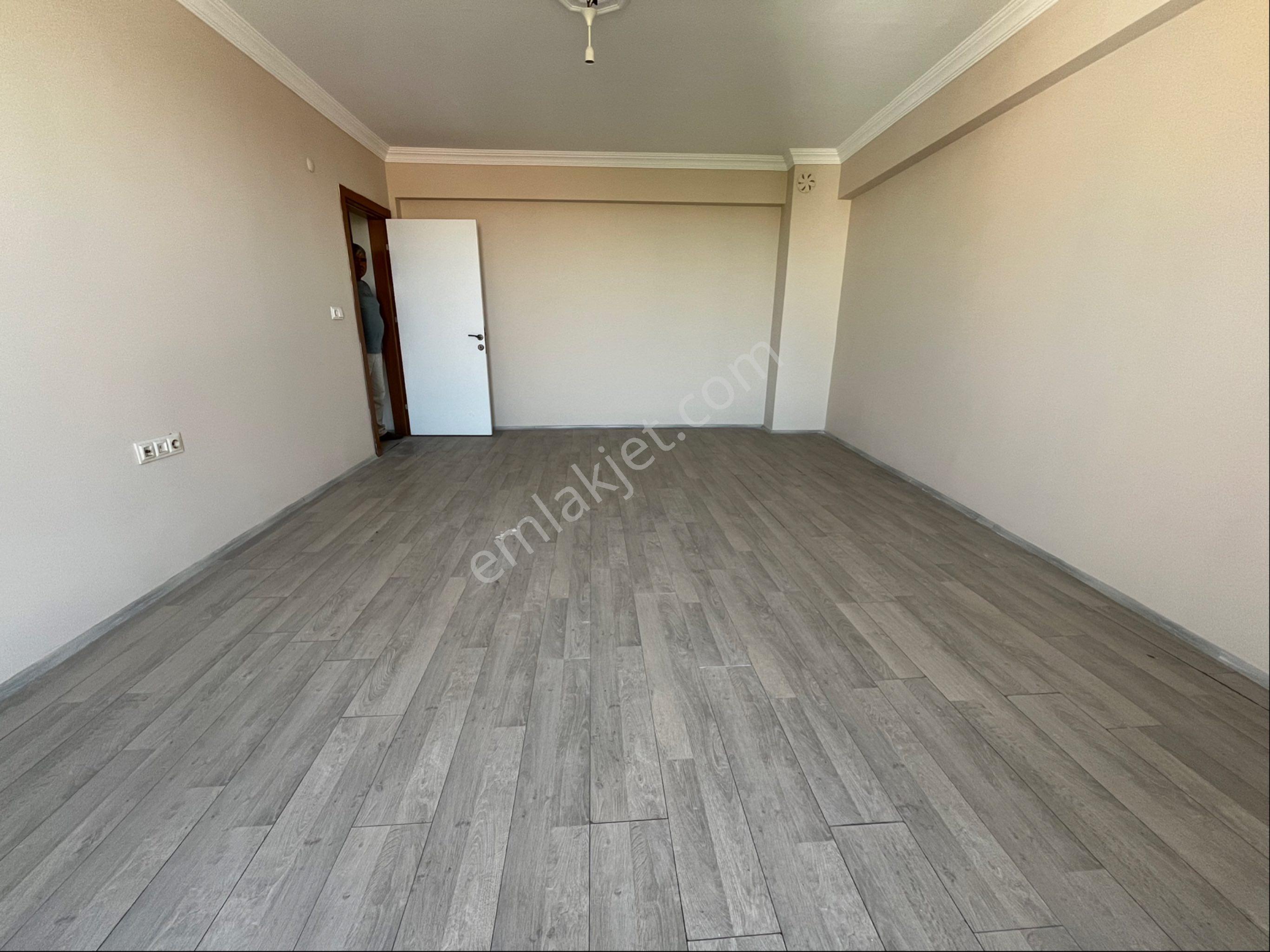 Tuğrdan Tahtali Camii Civarı 9 Yaşında 3+1 Satılık Daire - Görsel 2
