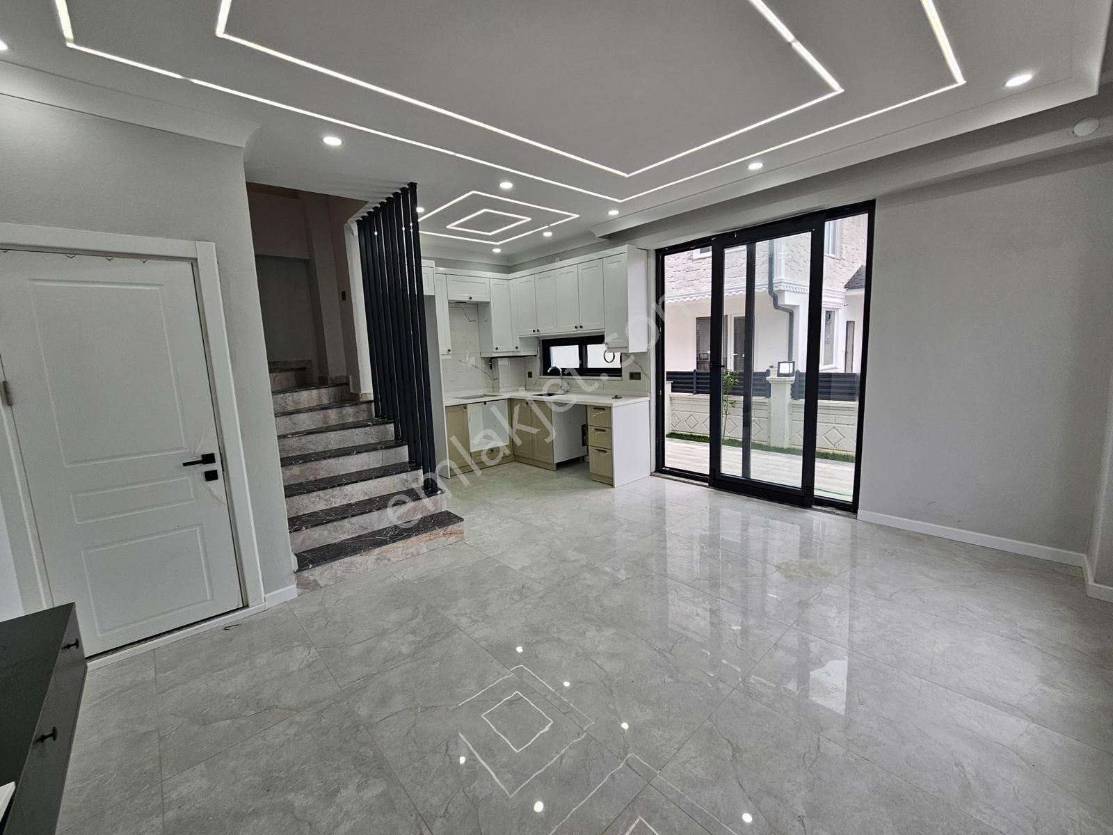 Denize Yürüme Mesafesinde, 3+1 Yerden Isıtmalı Bahçeli Villa - Görsel 30