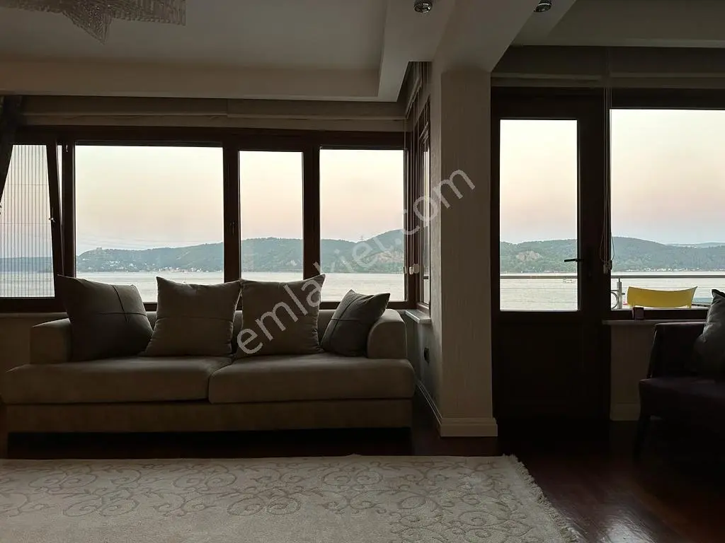 Sarıyer Sahilde Lebi Derya Manzaralı Satılık 2+1 Yol Yalı Dairesi