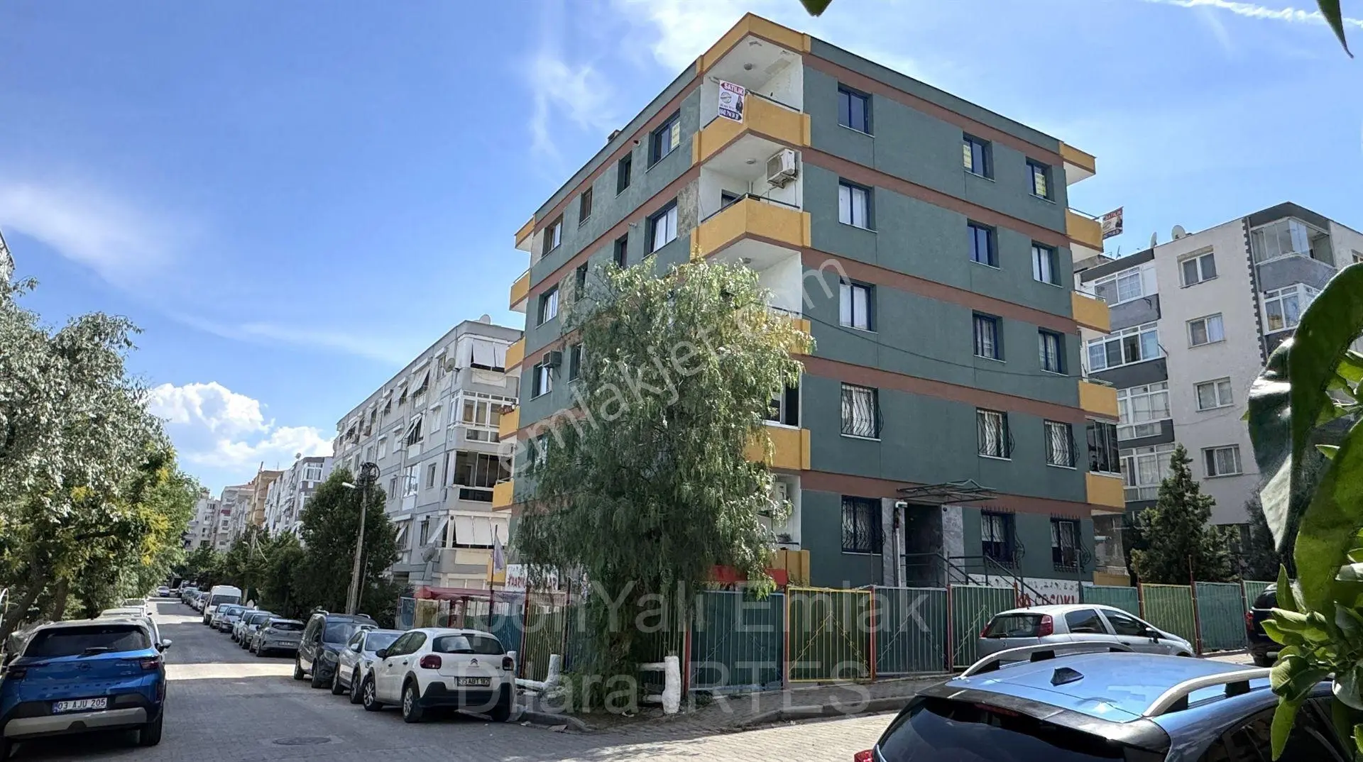 Karşıyaka Bahçelievler'de Otoparklı Üç Cepheli Satılık Daire