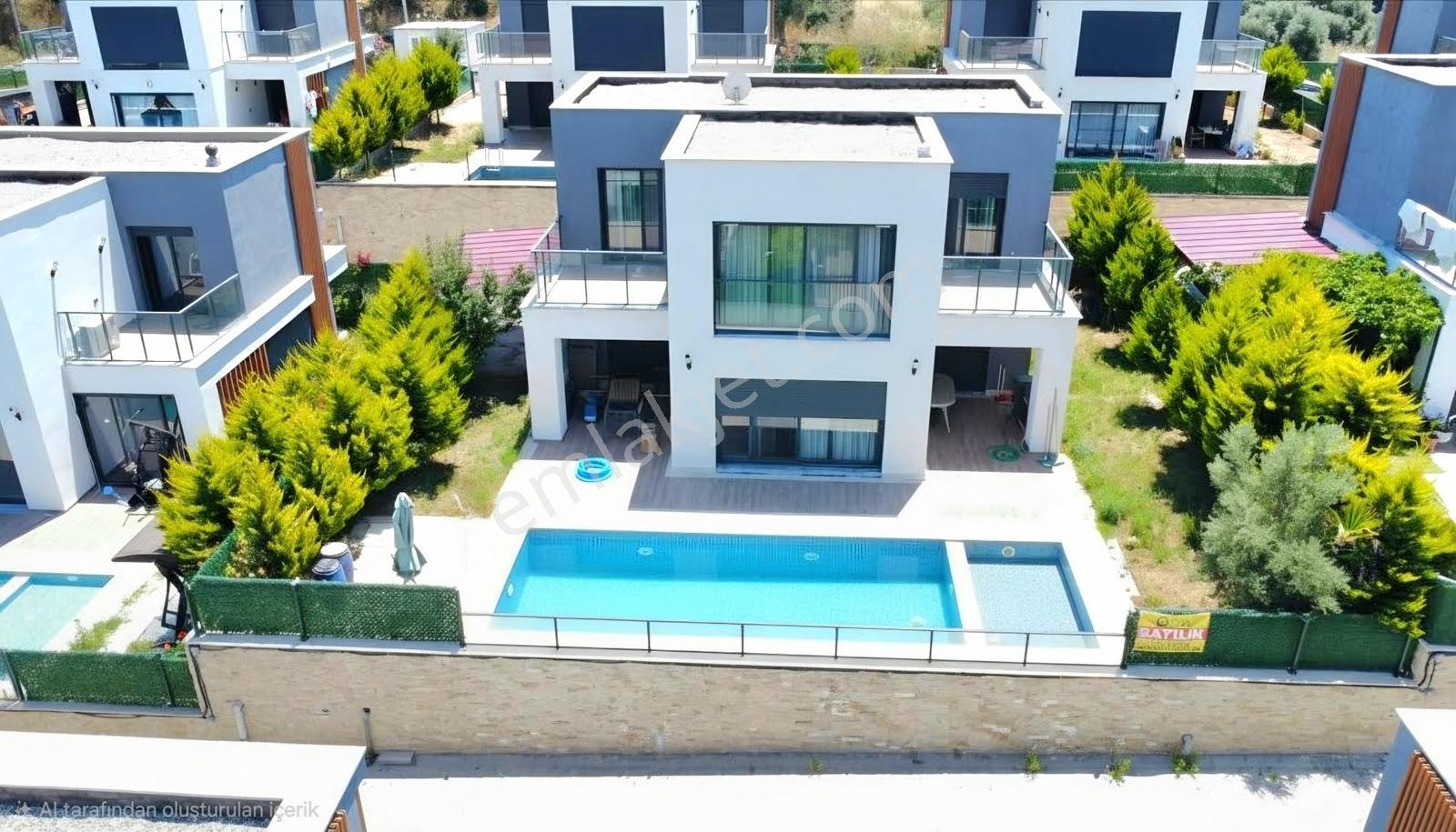 Kuşadası Merkezde Müstakil Özel Havuzlu Satılık Villa