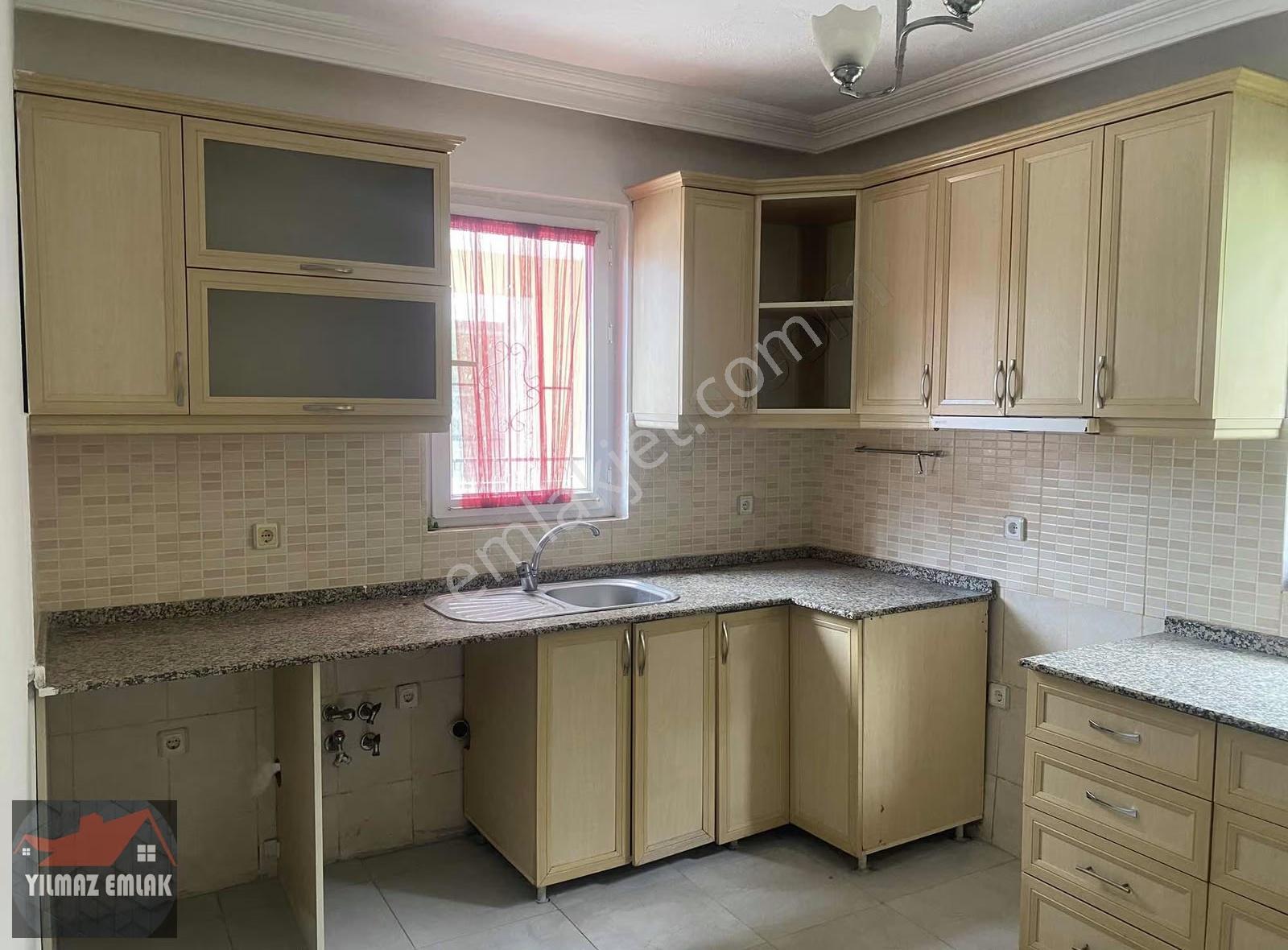 Foça Mh .de Eşyasız Kiralık 3+1 Ayrı Mutfak Daire.