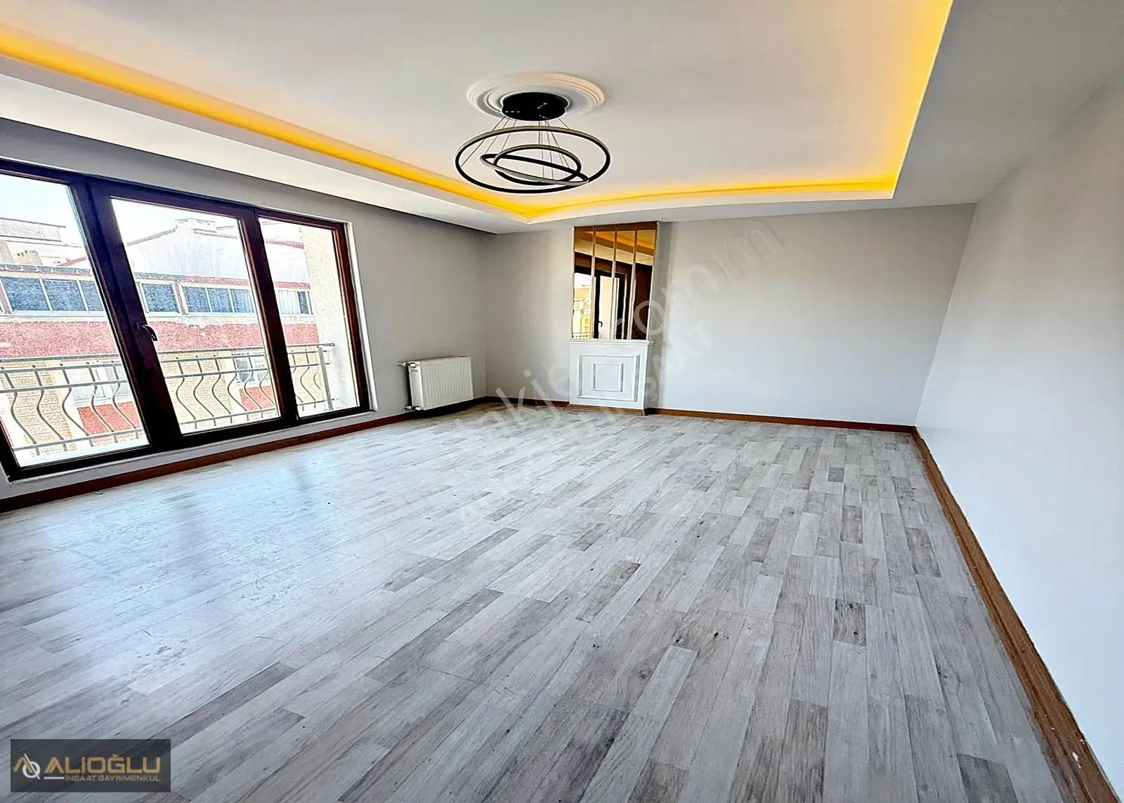 Metrobüse Yakın Masrafsız Balkonlu 2+1 Arakat Daire