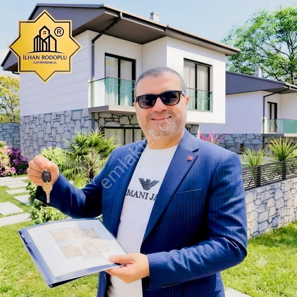 Urla'da Deniz Manzaralı Ruhsatlı Satılık 2 Adet Villa