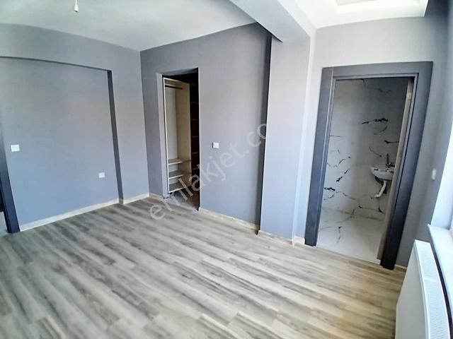29 Ekimde Kiralık Geniş 3+1 G.odalı E.banyolu - Görsel 16
