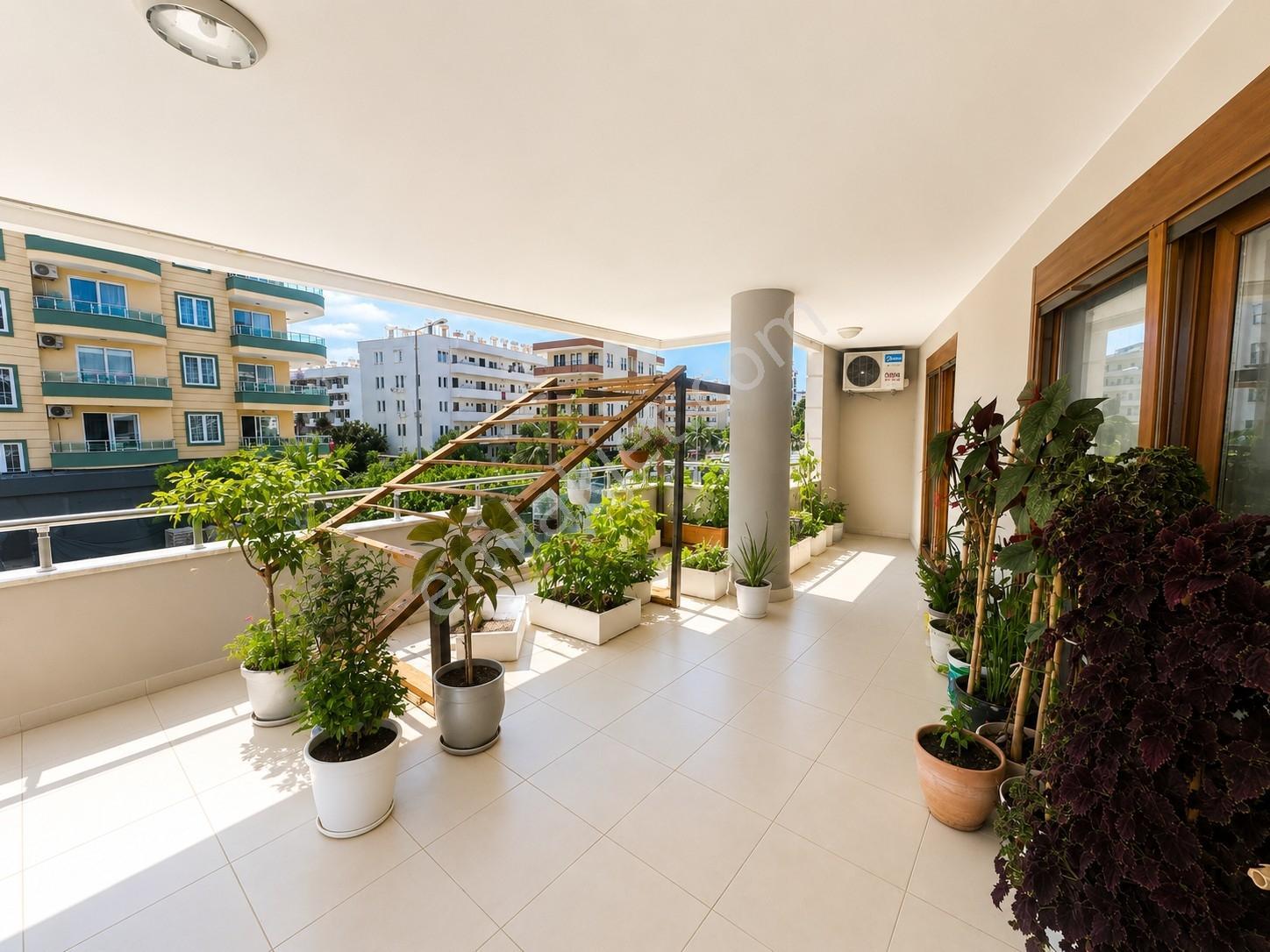 Alanya Mahmutlar 3+1 Ayrı Mutfak 220 M2 Eşyasız Denize 100m