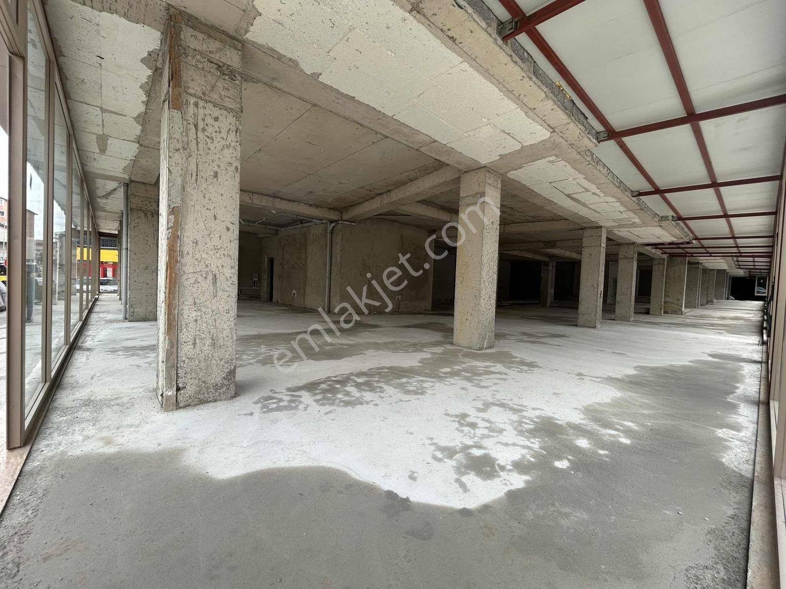 Taşdelen'de 890 M2 Tabela Değeri Yüksek Kiralık Dükkan - Görsel 2