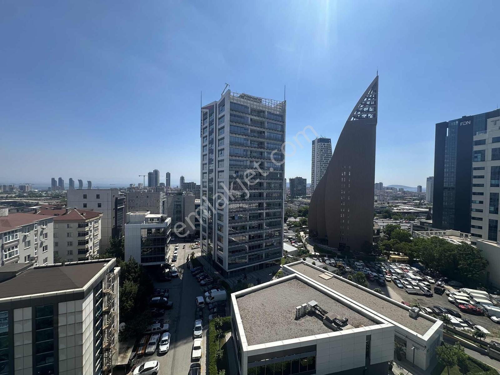 Kartal İzparkta Deniz Manzaralı Komple Satılık Plaza Katı 2 Ofis